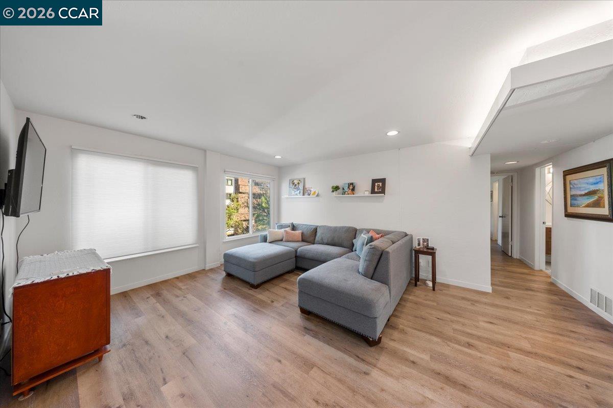 Photo #3: 41130220 Listing: Photo #3