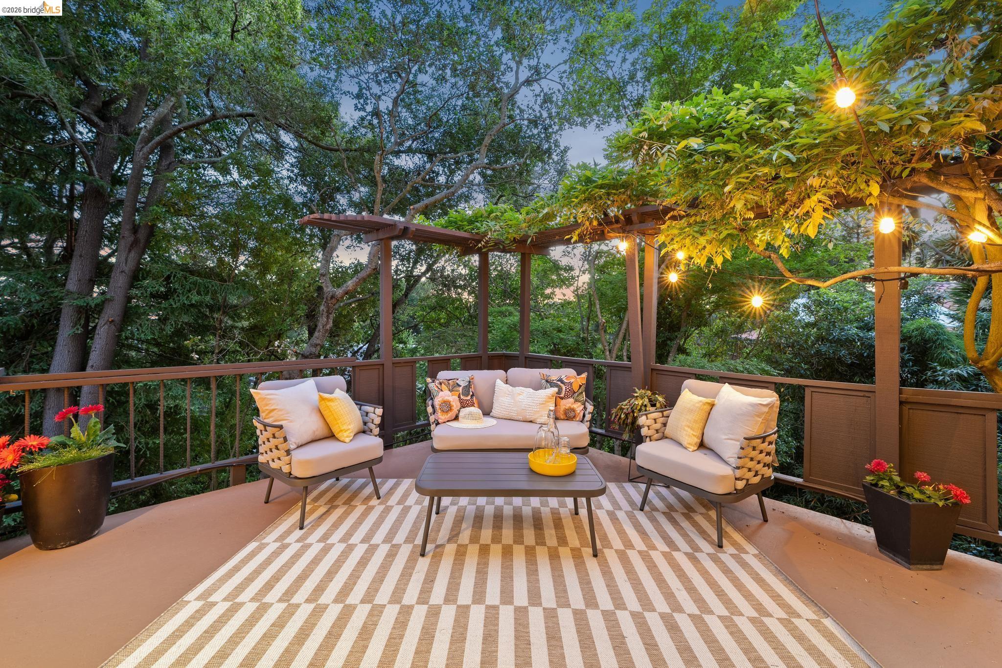 Detail Gallery Image 14 of 59 For 2835 Morley Dr., Oakland,  CA 94611 - 5 Beds | 3 Baths