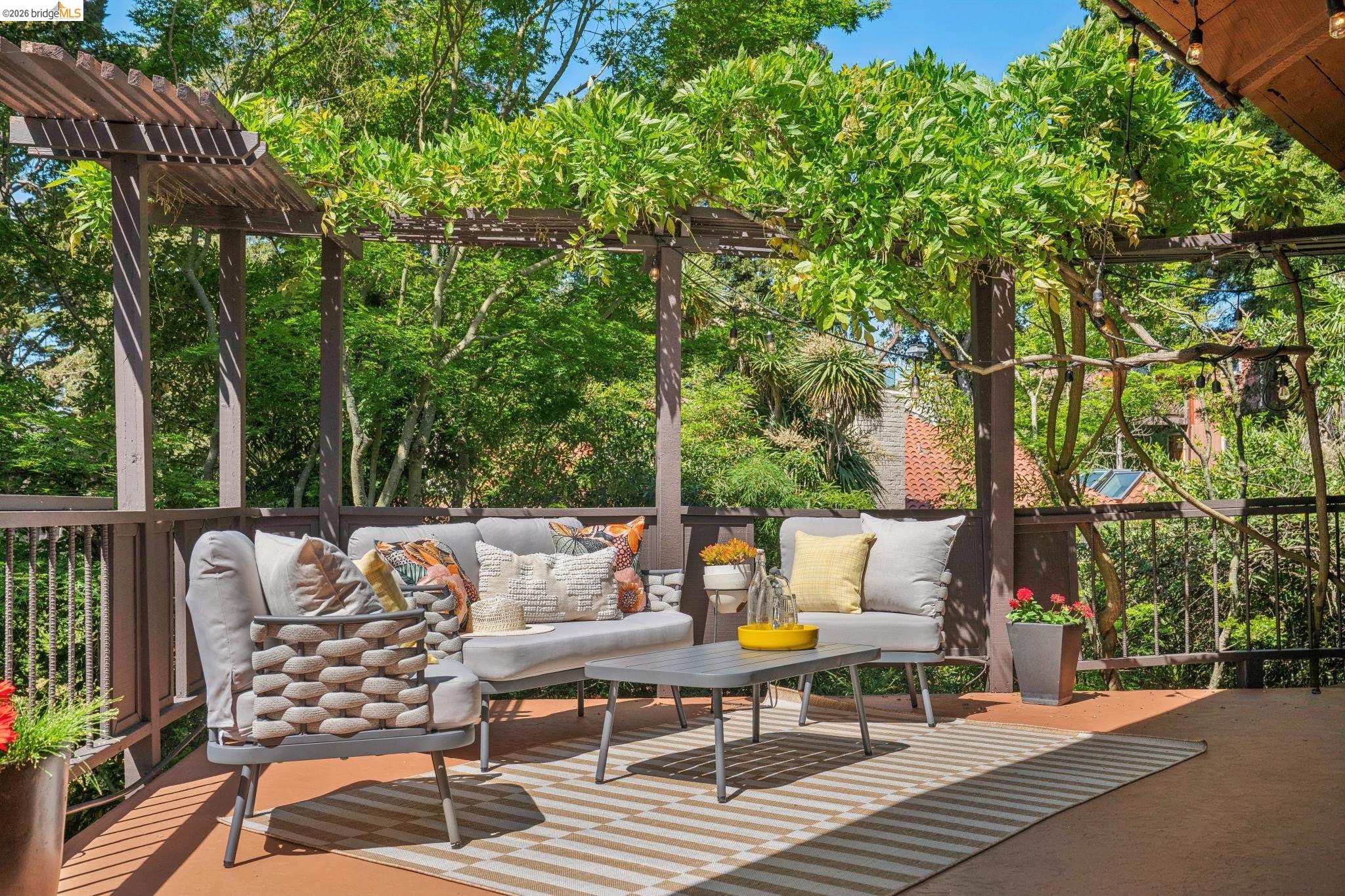 Detail Gallery Image 15 of 59 For 2835 Morley Dr., Oakland,  CA 94611 - 5 Beds | 3 Baths