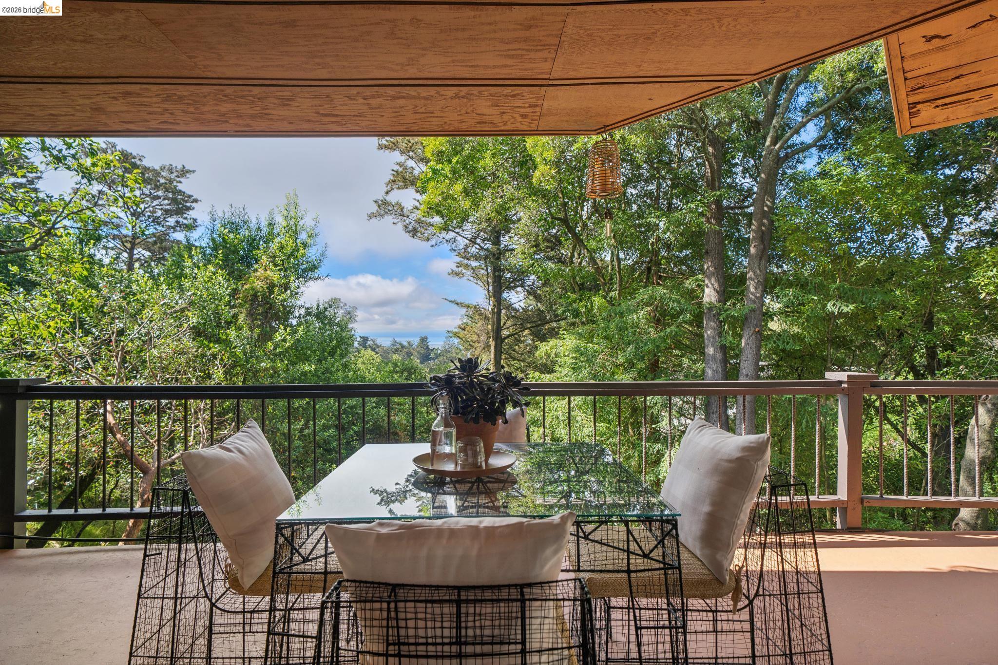 Detail Gallery Image 18 of 59 For 2835 Morley Dr., Oakland,  CA 94611 - 5 Beds | 3 Baths