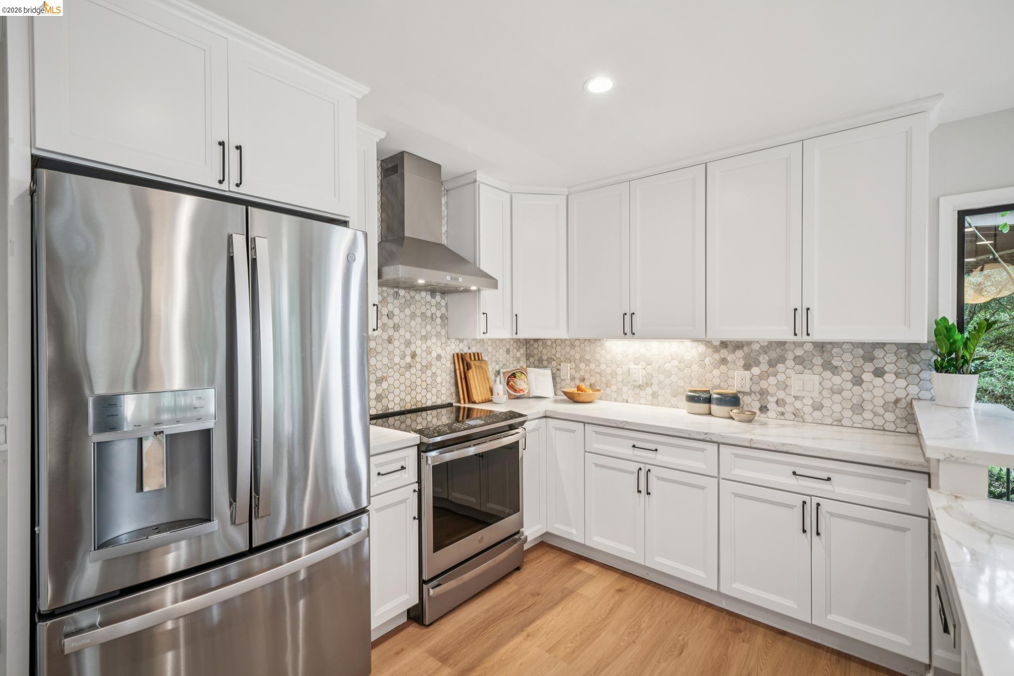 Detail Gallery Image 20 of 59 For 2835 Morley Dr., Oakland,  CA 94611 - 5 Beds | 3 Baths