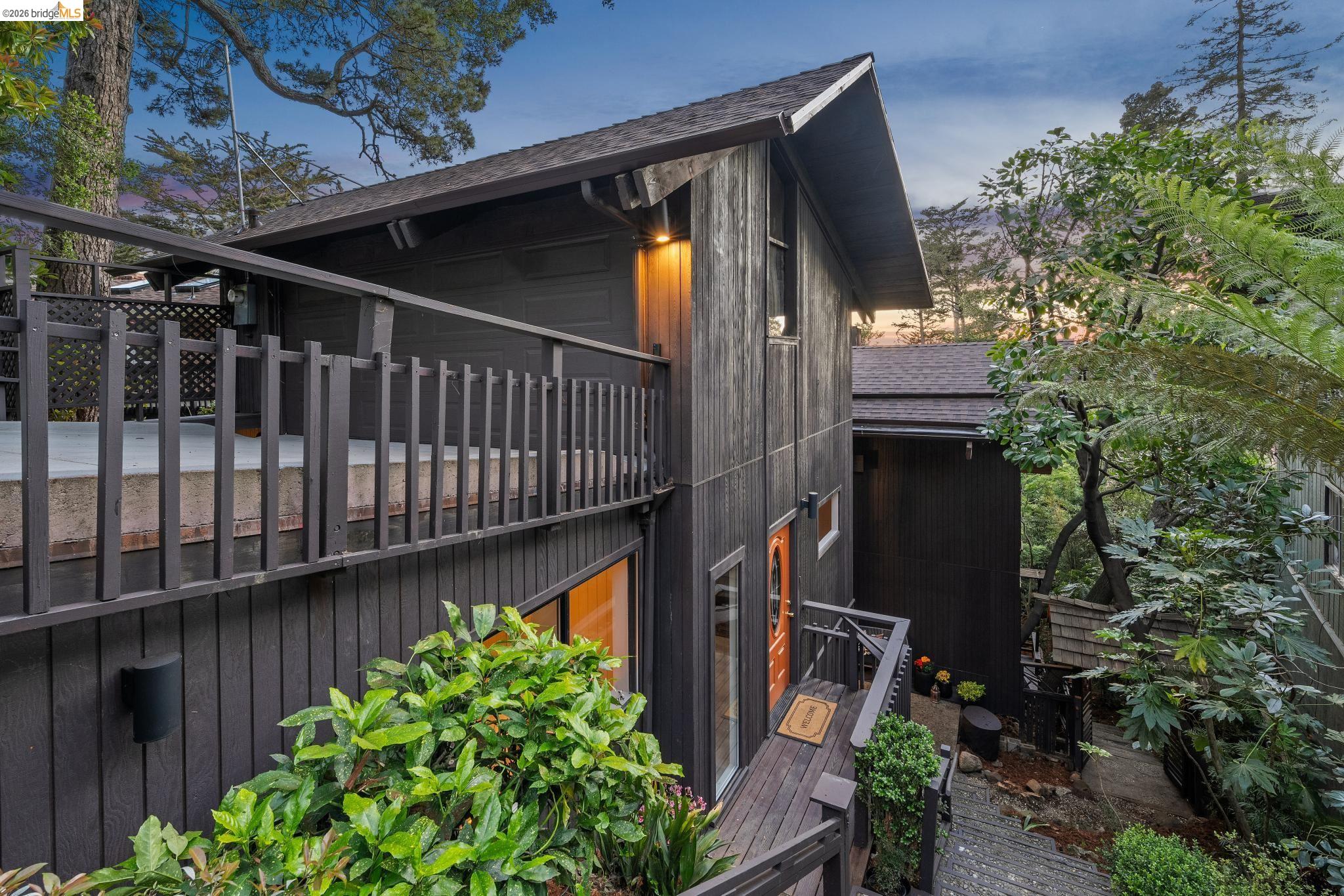 Detail Gallery Image 3 of 59 For 2835 Morley Dr., Oakland,  CA 94611 - 5 Beds | 3 Baths