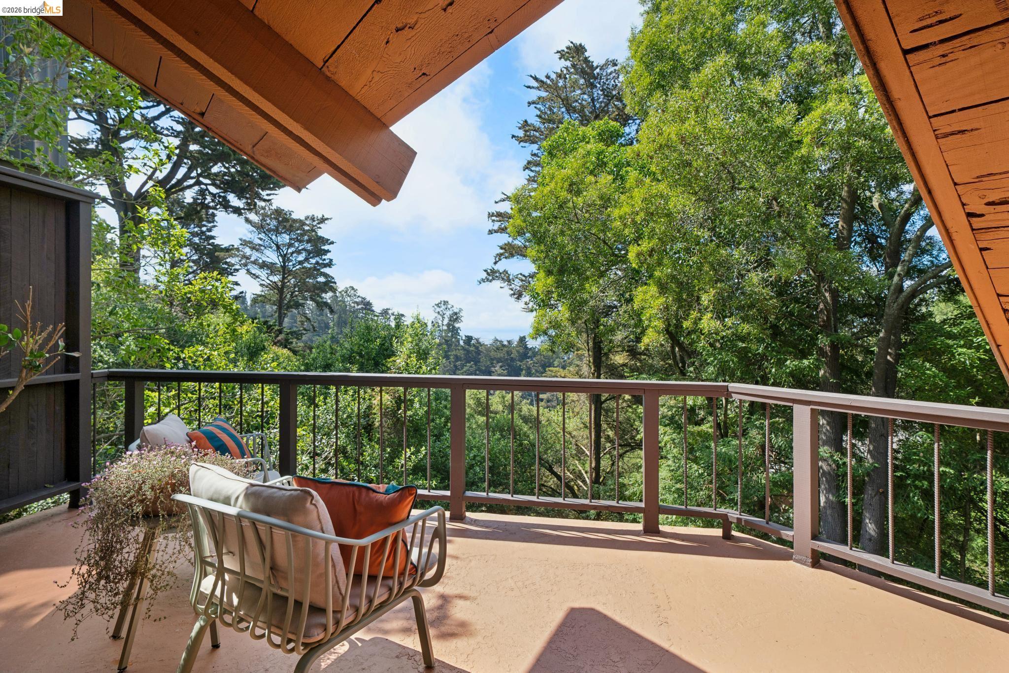 Detail Gallery Image 31 of 59 For 2835 Morley Dr., Oakland,  CA 94611 - 5 Beds | 3 Baths