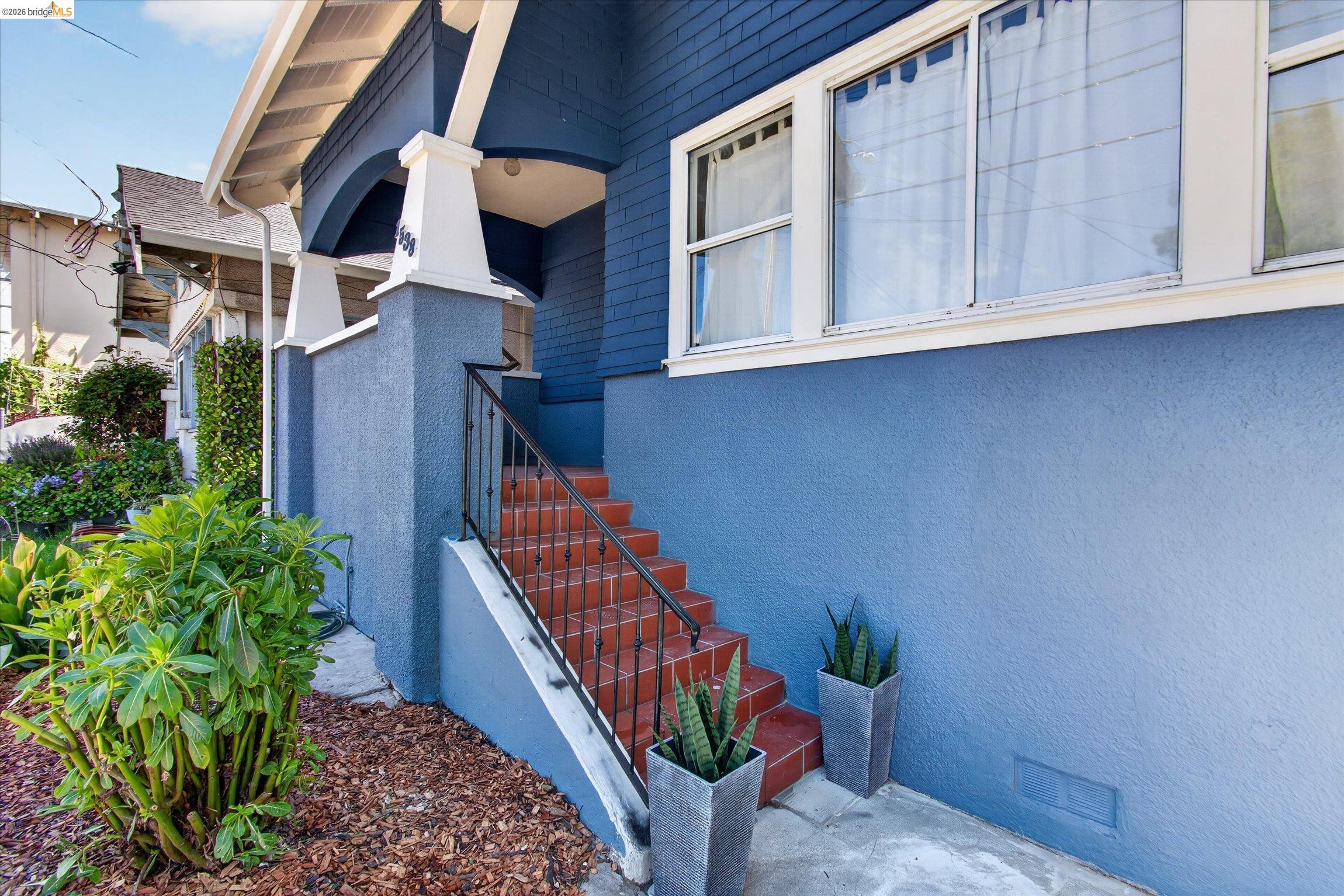 Detail Gallery Image 3 of 26 For 1538 Ashby Ave, Berkeley,  CA 94703 - 3 Beds | 2 Baths