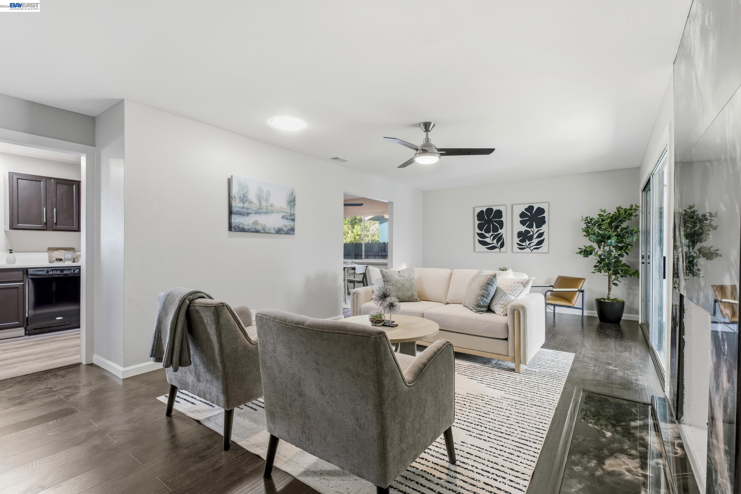 Detail Gallery Image 3 of 25 For 6613 Demaret Drive, Sacramento,  CA 95822 - 3 Beds | 2 Baths