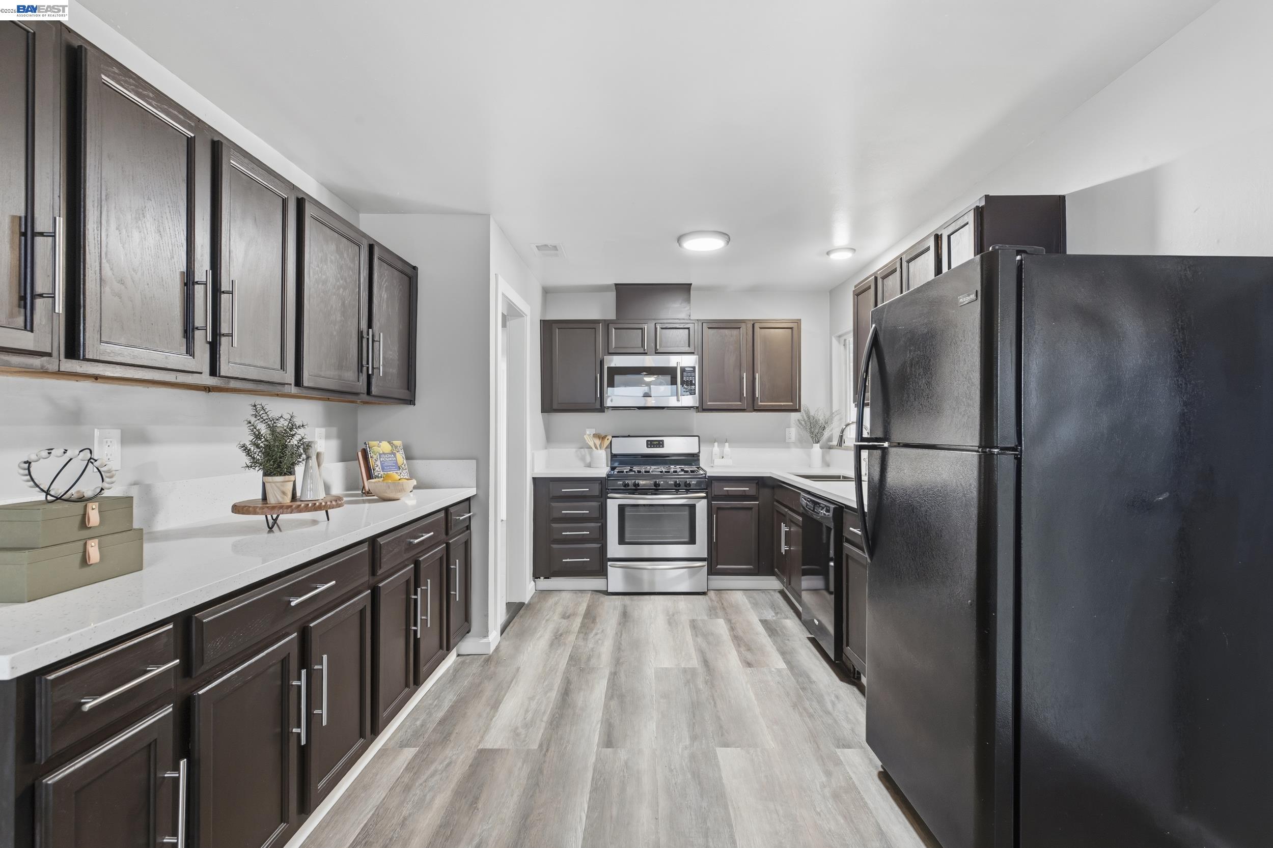 Detail Gallery Image 8 of 25 For 6613 Demaret Drive, Sacramento,  CA 95822 - 3 Beds | 2 Baths