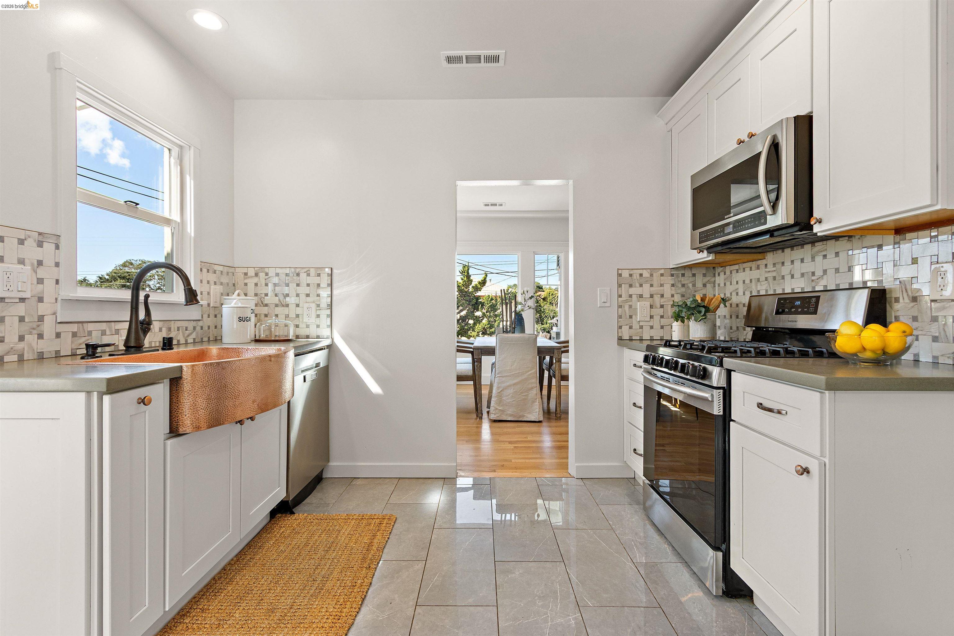 Detail Gallery Image 13 of 31 For 5030 Congress Ave, Oakland,  CA 94601 - 3 Beds | 2/1 Baths