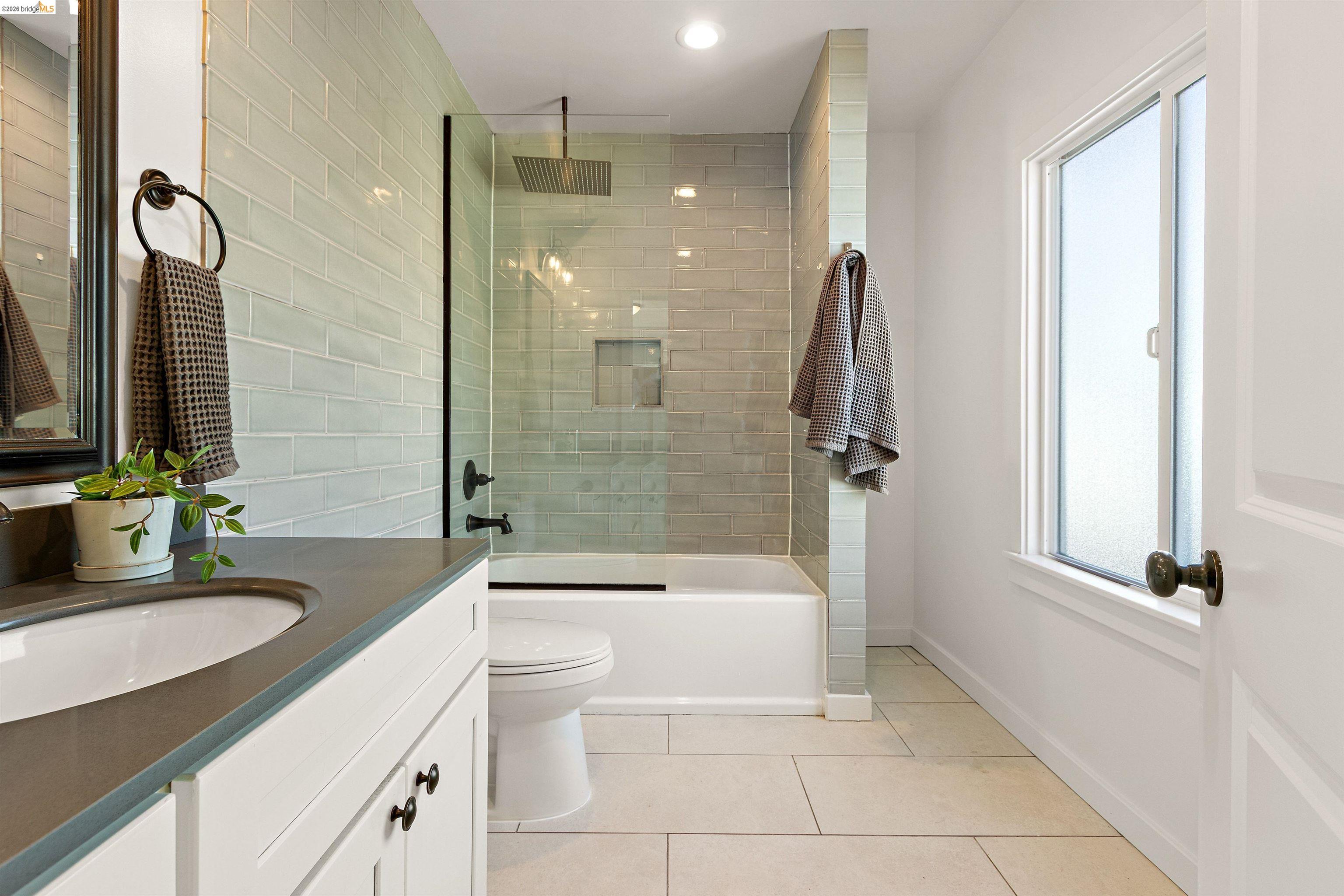 Detail Gallery Image 19 of 31 For 5030 Congress Ave, Oakland,  CA 94601 - 3 Beds | 2/1 Baths