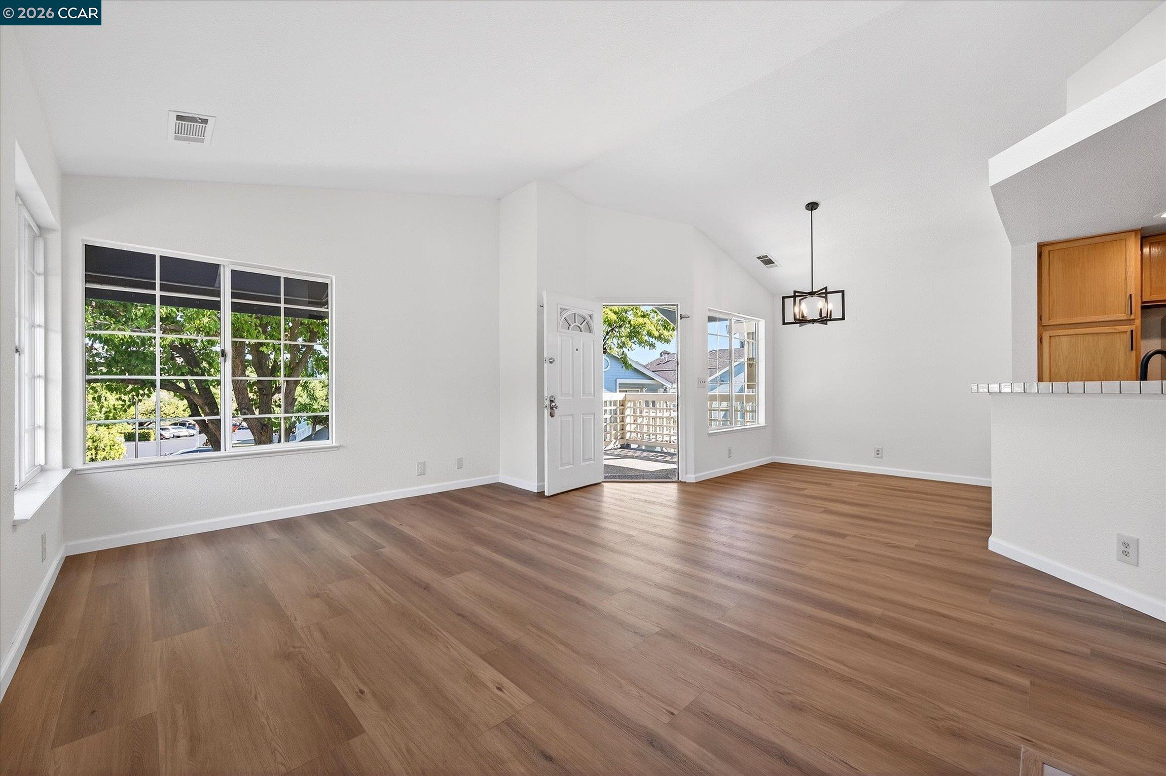 Detail Gallery Image 4 of 36 For 401 Stinson St #3,  Vallejo,  CA 94591 - 2 Beds | 1 Baths