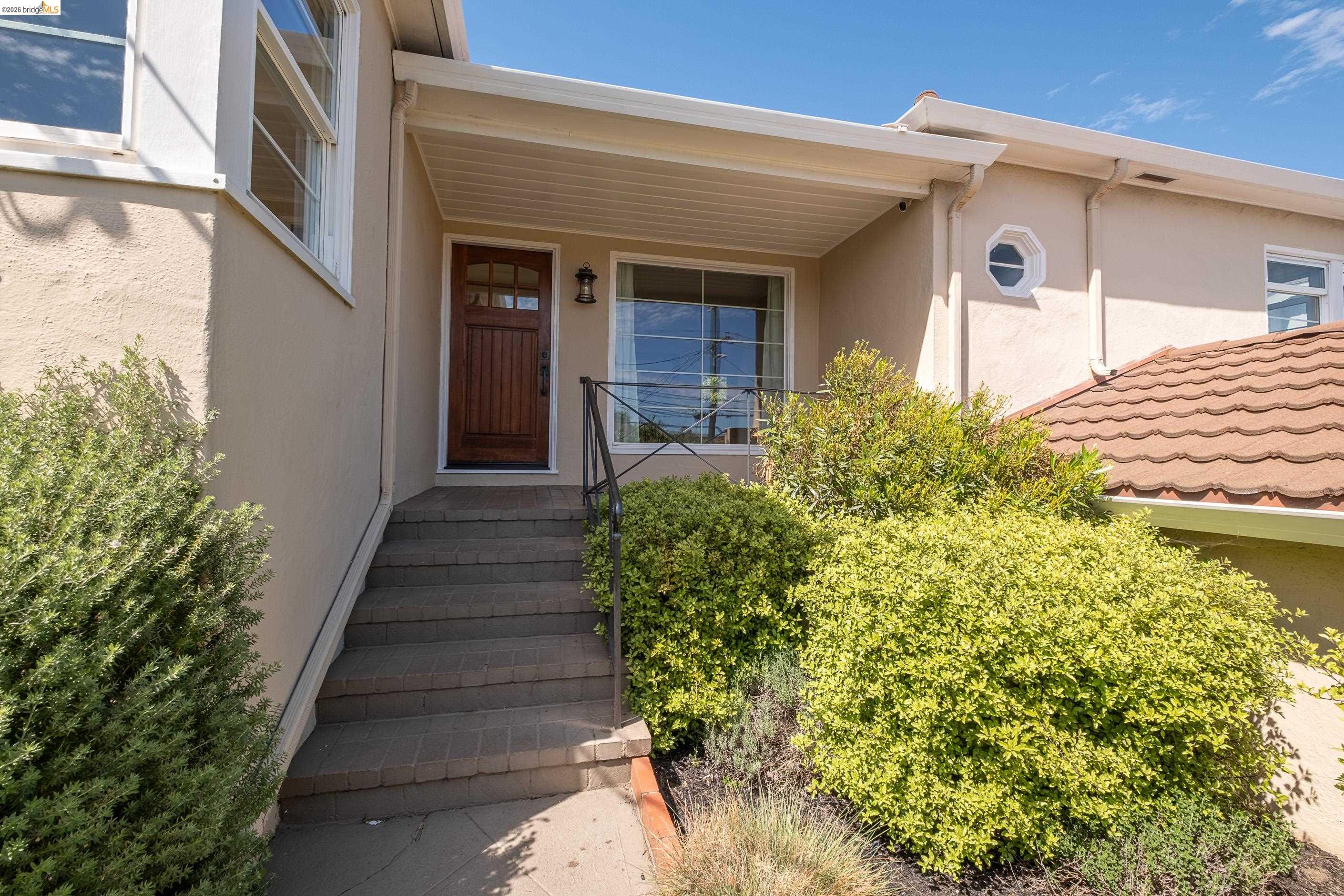 Detail Gallery Image 5 of 36 For 5625 Sacramento Ave, Richmond,  CA 94804 - 2 Beds | 1 Baths