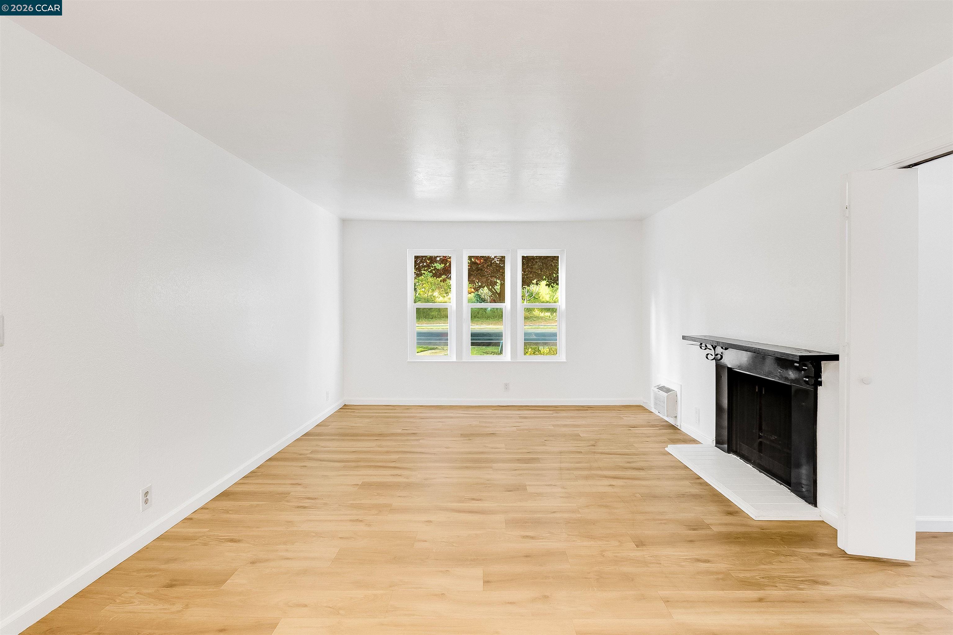 Photo #3: 41130382 Listing: Photo #3