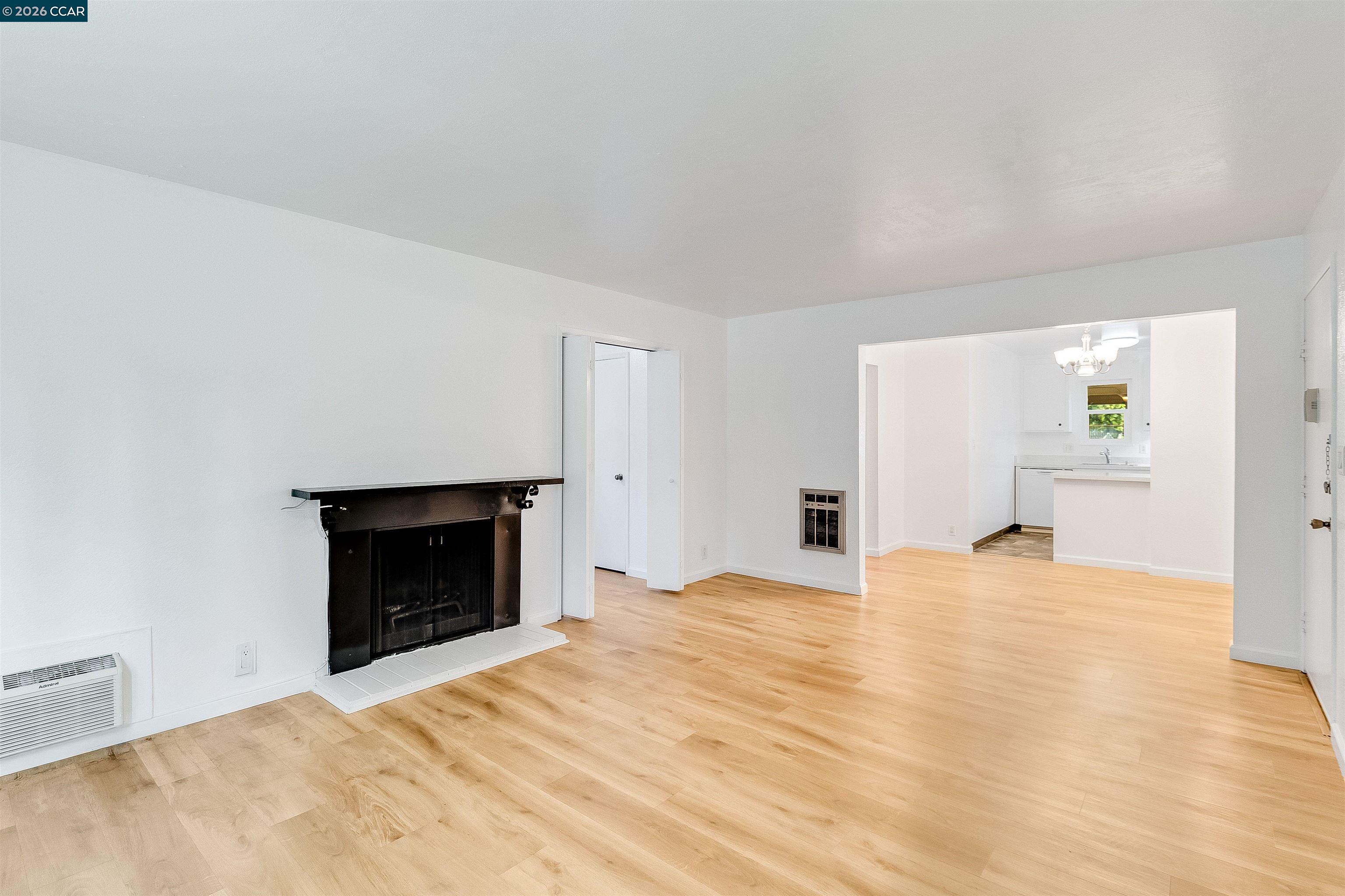 Photo #4: 41130382 Listing: Photo #4