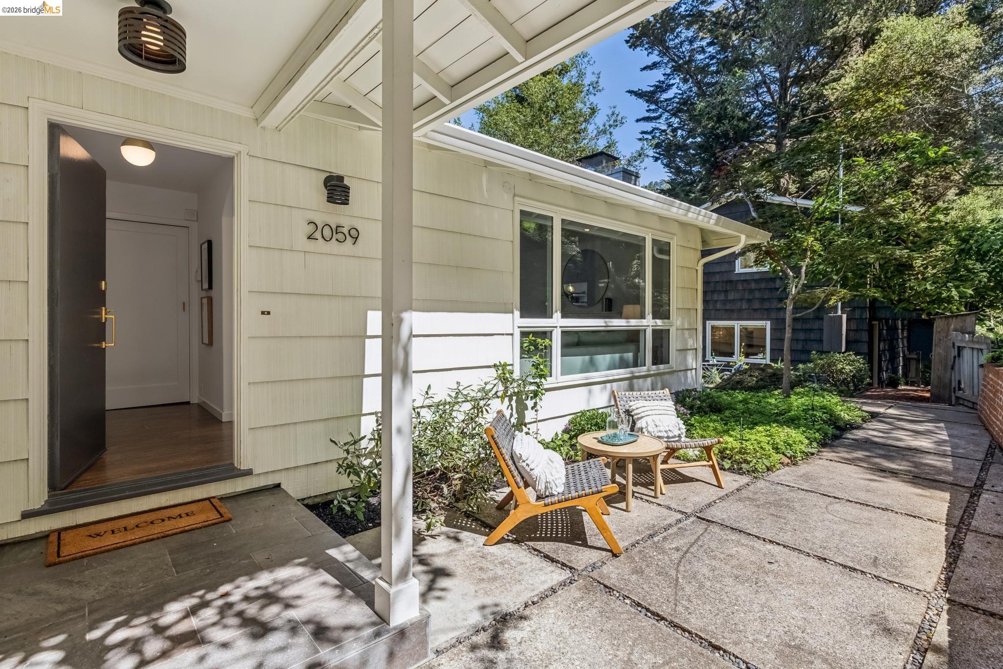 Detail Gallery Image 2 of 59 For 2059 Mastlands Dr, Oakland,  CA 94611 - 3 Beds | 3 Baths