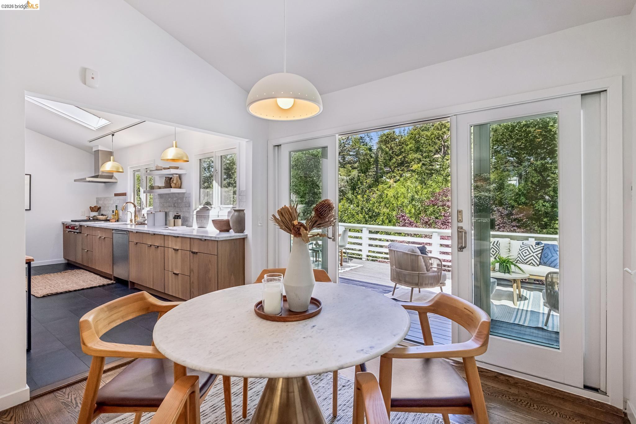 Detail Gallery Image 11 of 59 For 2059 Mastlands Dr, Oakland,  CA 94611 - 3 Beds | 3 Baths