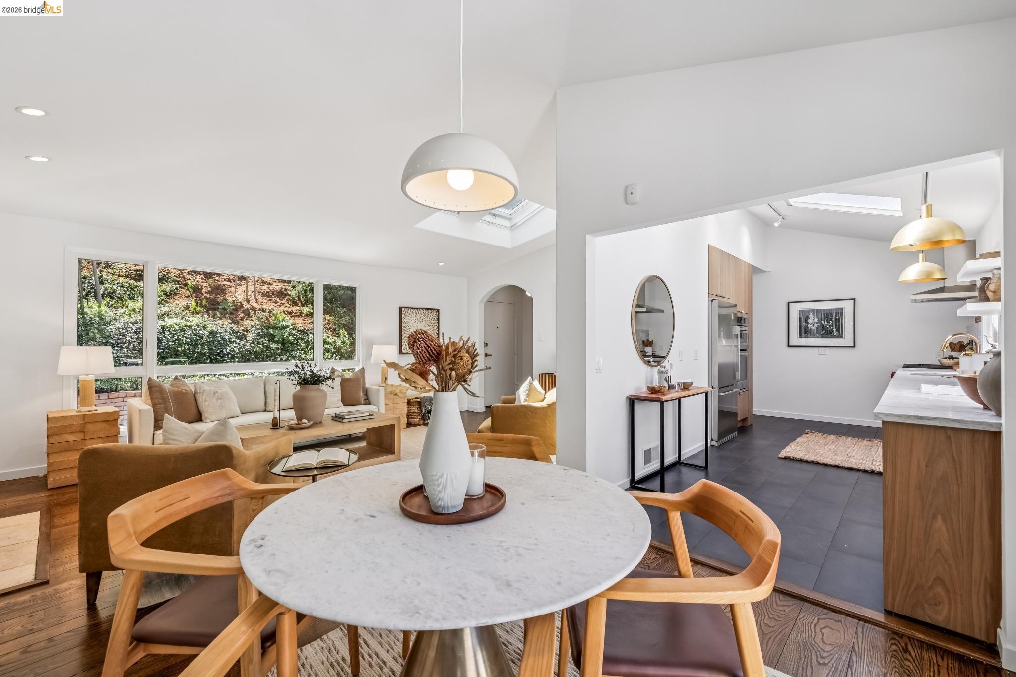 Detail Gallery Image 12 of 59 For 2059 Mastlands Dr, Oakland,  CA 94611 - 3 Beds | 3 Baths