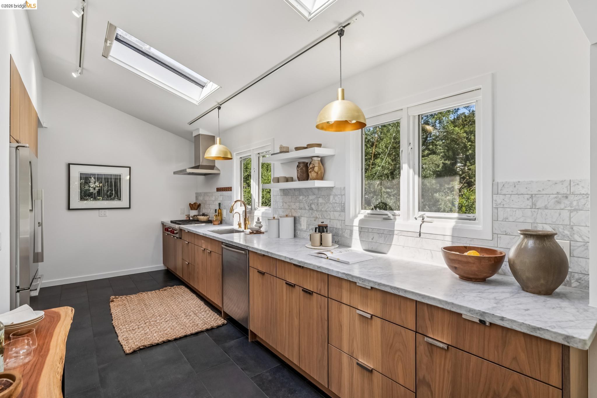 Detail Gallery Image 13 of 59 For 2059 Mastlands Dr, Oakland,  CA 94611 - 3 Beds | 3 Baths