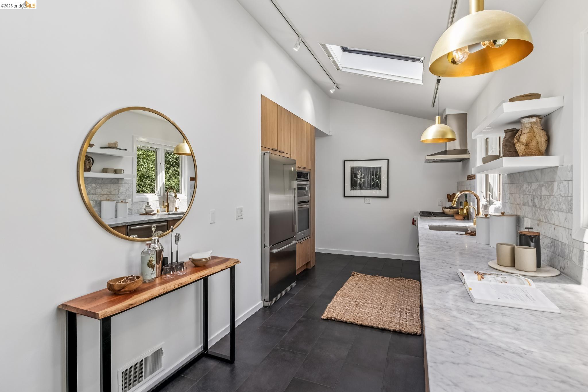 Detail Gallery Image 14 of 59 For 2059 Mastlands Dr, Oakland,  CA 94611 - 3 Beds | 3 Baths