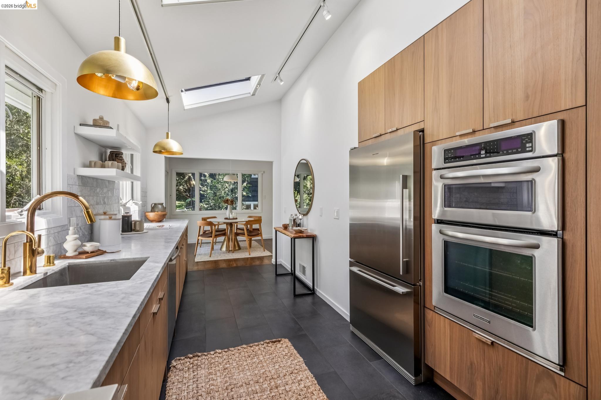 Detail Gallery Image 15 of 59 For 2059 Mastlands Dr, Oakland,  CA 94611 - 3 Beds | 3 Baths