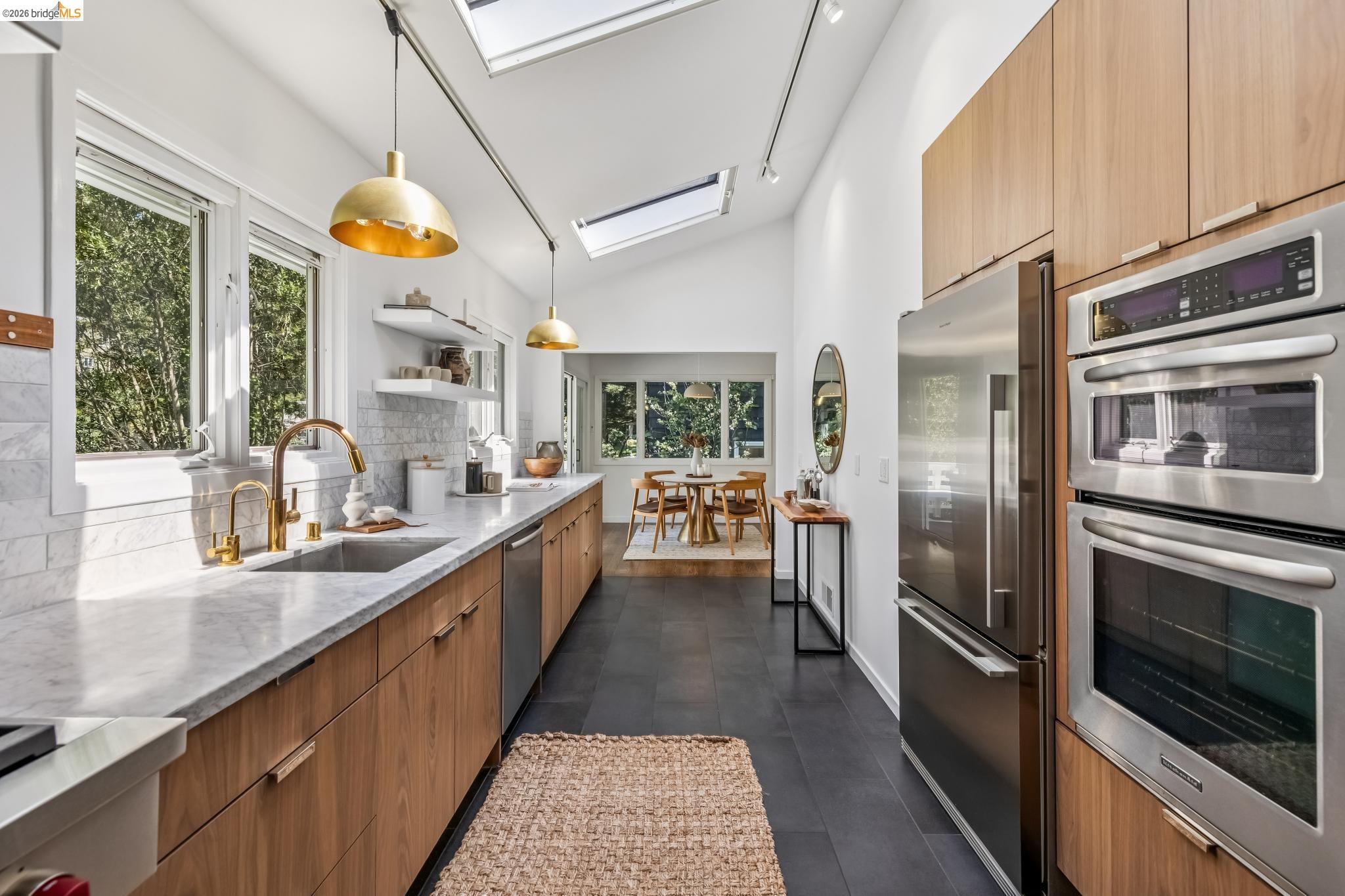 Detail Gallery Image 17 of 59 For 2059 Mastlands Dr, Oakland,  CA 94611 - 3 Beds | 3 Baths