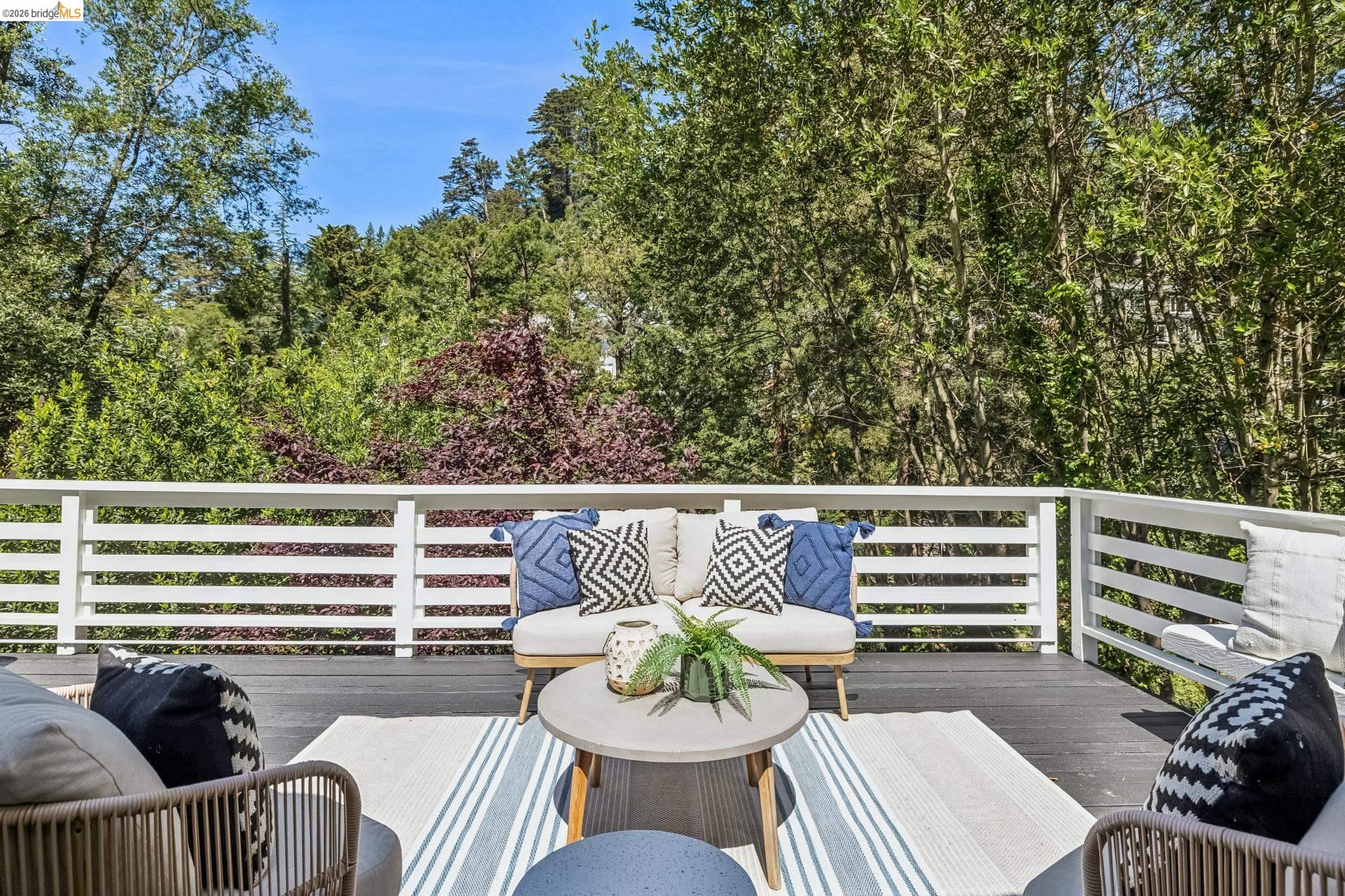 Detail Gallery Image 20 of 59 For 2059 Mastlands Dr, Oakland,  CA 94611 - 3 Beds | 3 Baths