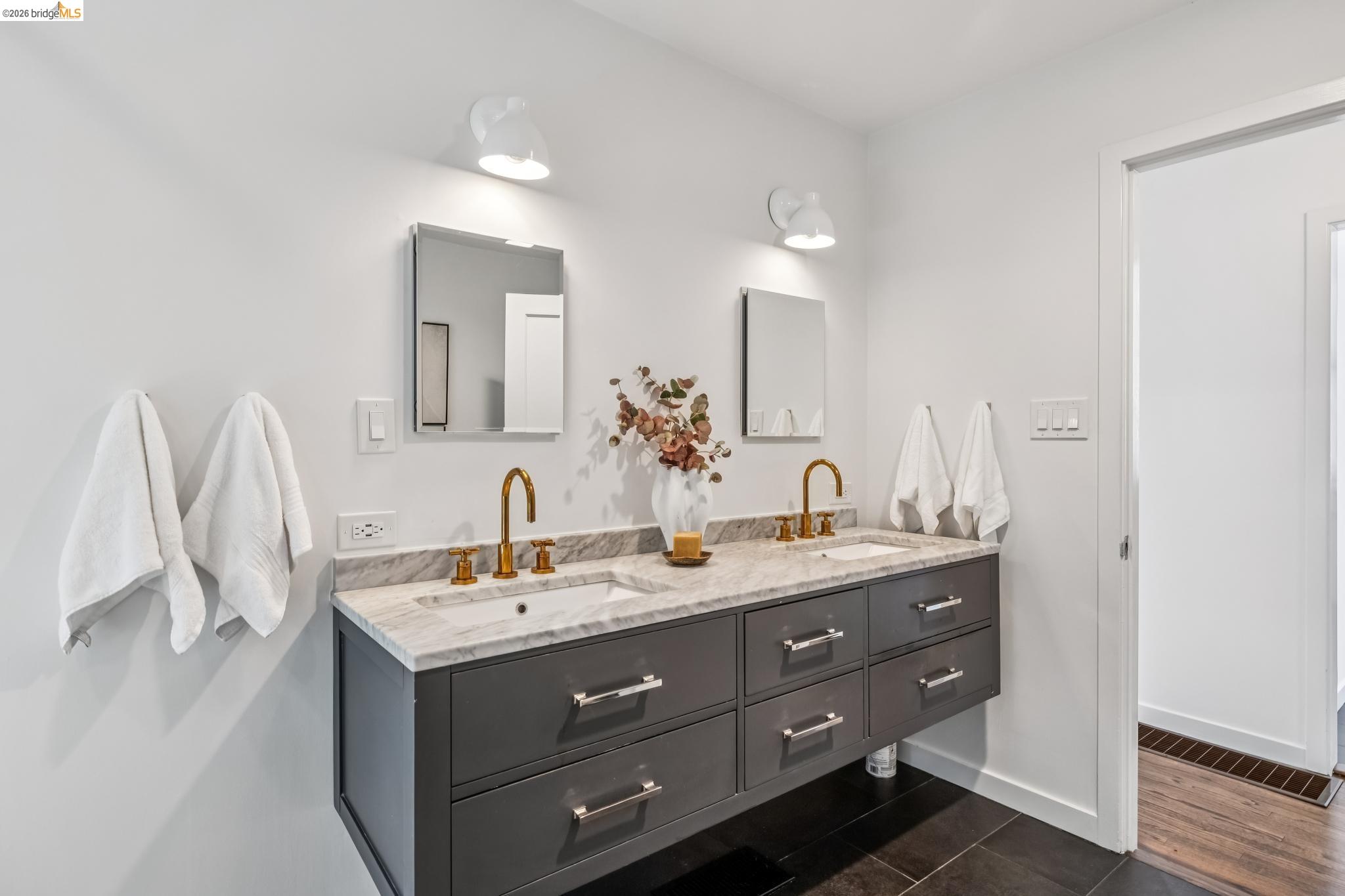 Detail Gallery Image 29 of 59 For 2059 Mastlands Dr, Oakland,  CA 94611 - 3 Beds | 3 Baths