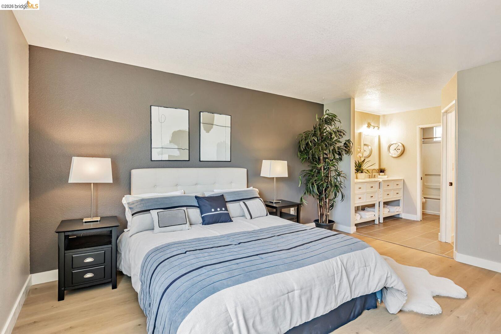 16 Town Sq PL, Oakland, CA, 94603