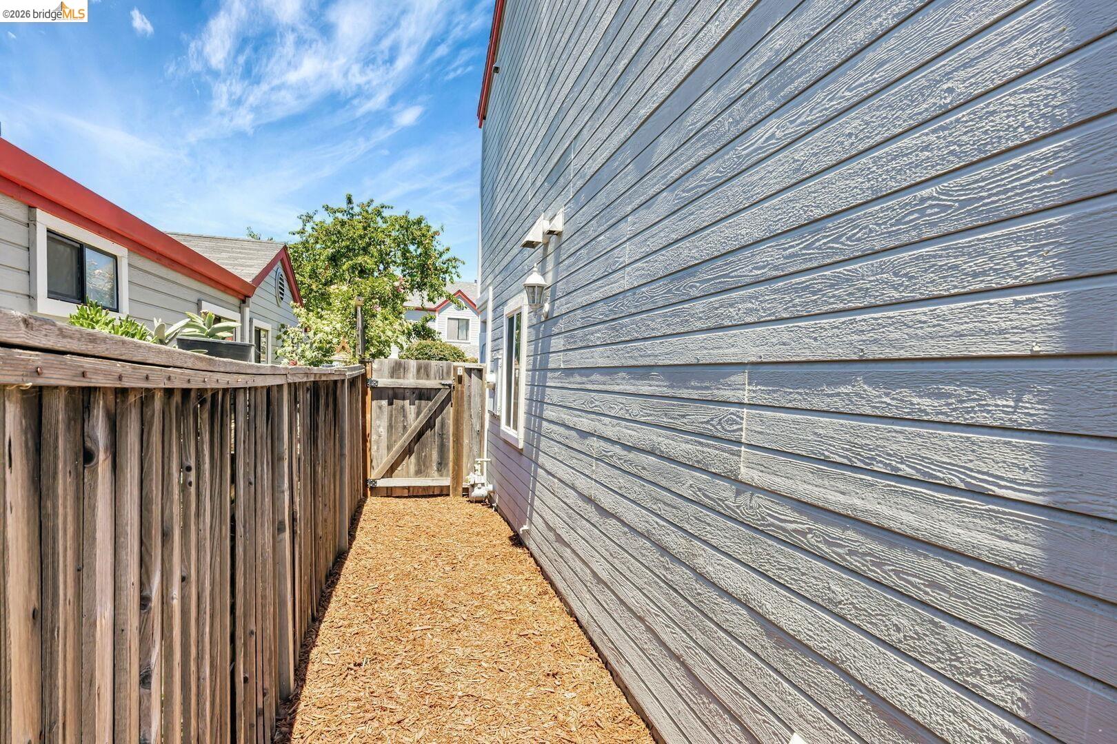 16 Town Sq PL, Oakland, CA, 94603