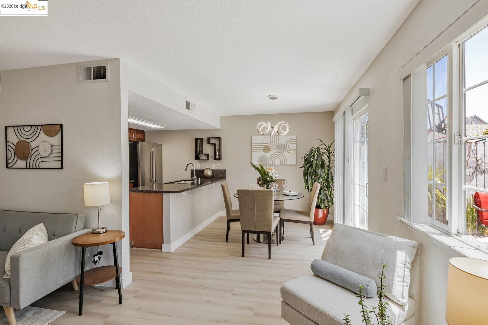 16 Town Sq PL, Oakland, CA, 94603