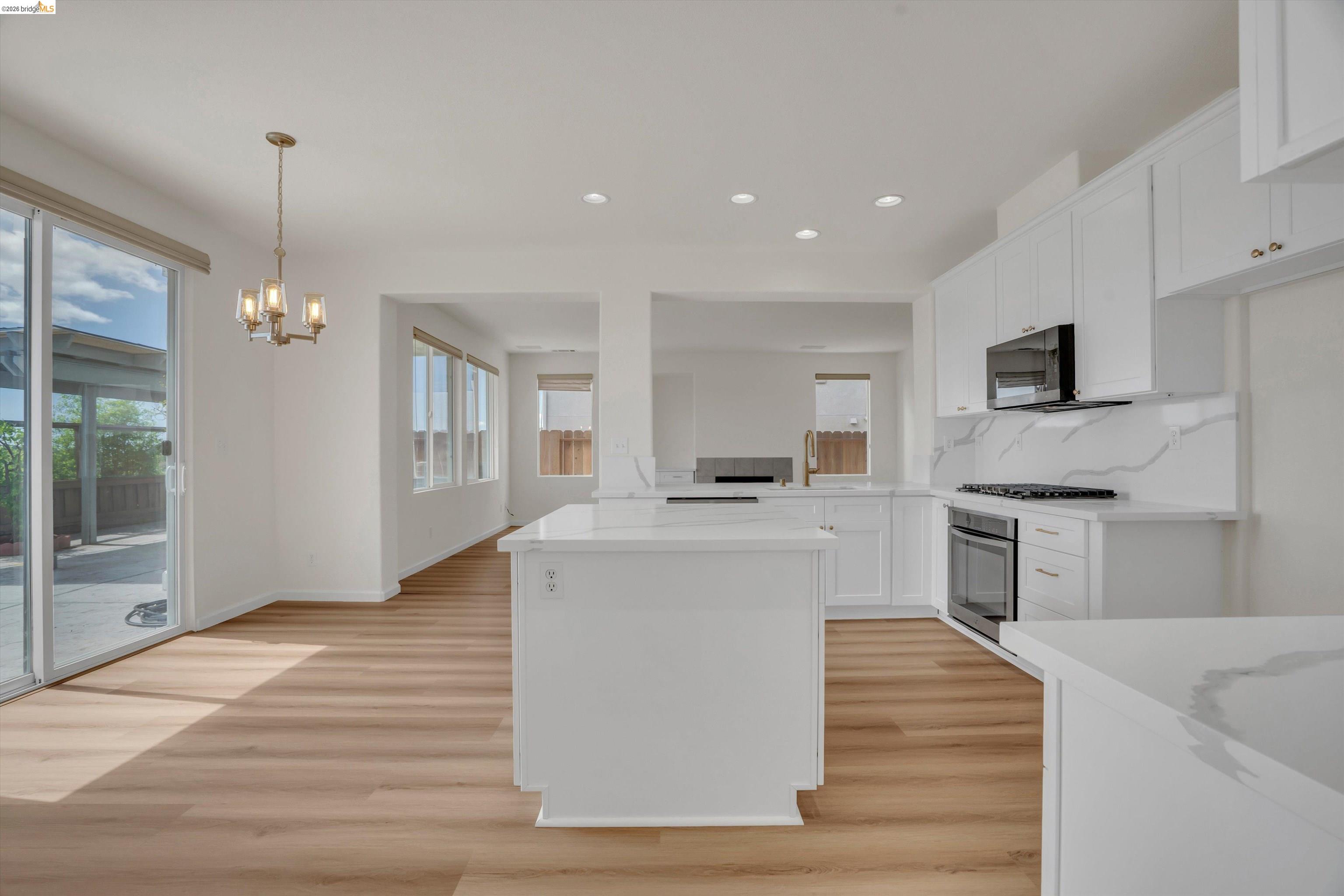 Detail Gallery Image 16 of 56 For 6857 Sunriver Ln, Vallejo,  CA 94591 - 4 Beds | 3 Baths