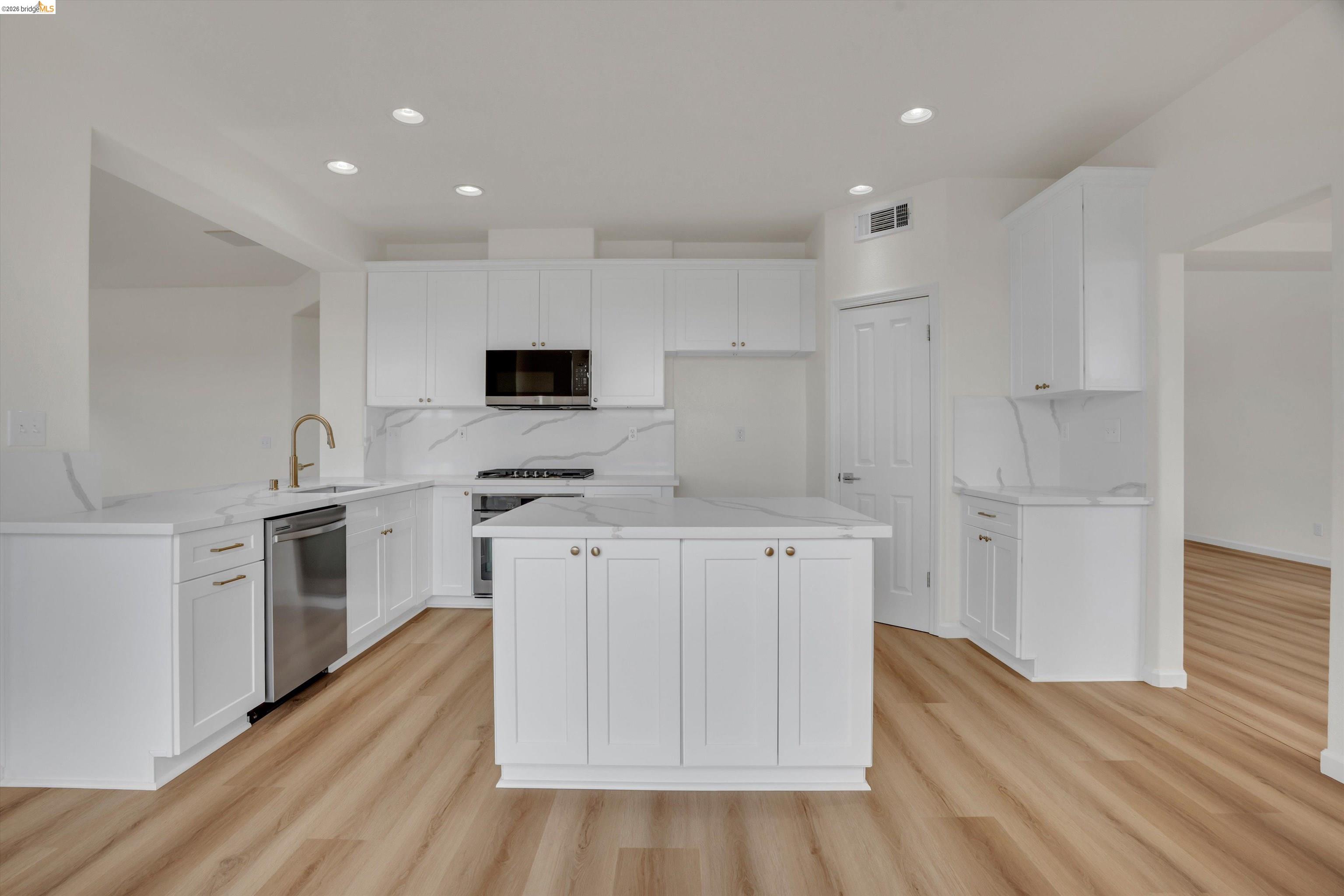 Detail Gallery Image 18 of 56 For 6857 Sunriver Ln, Vallejo,  CA 94591 - 4 Beds | 3 Baths