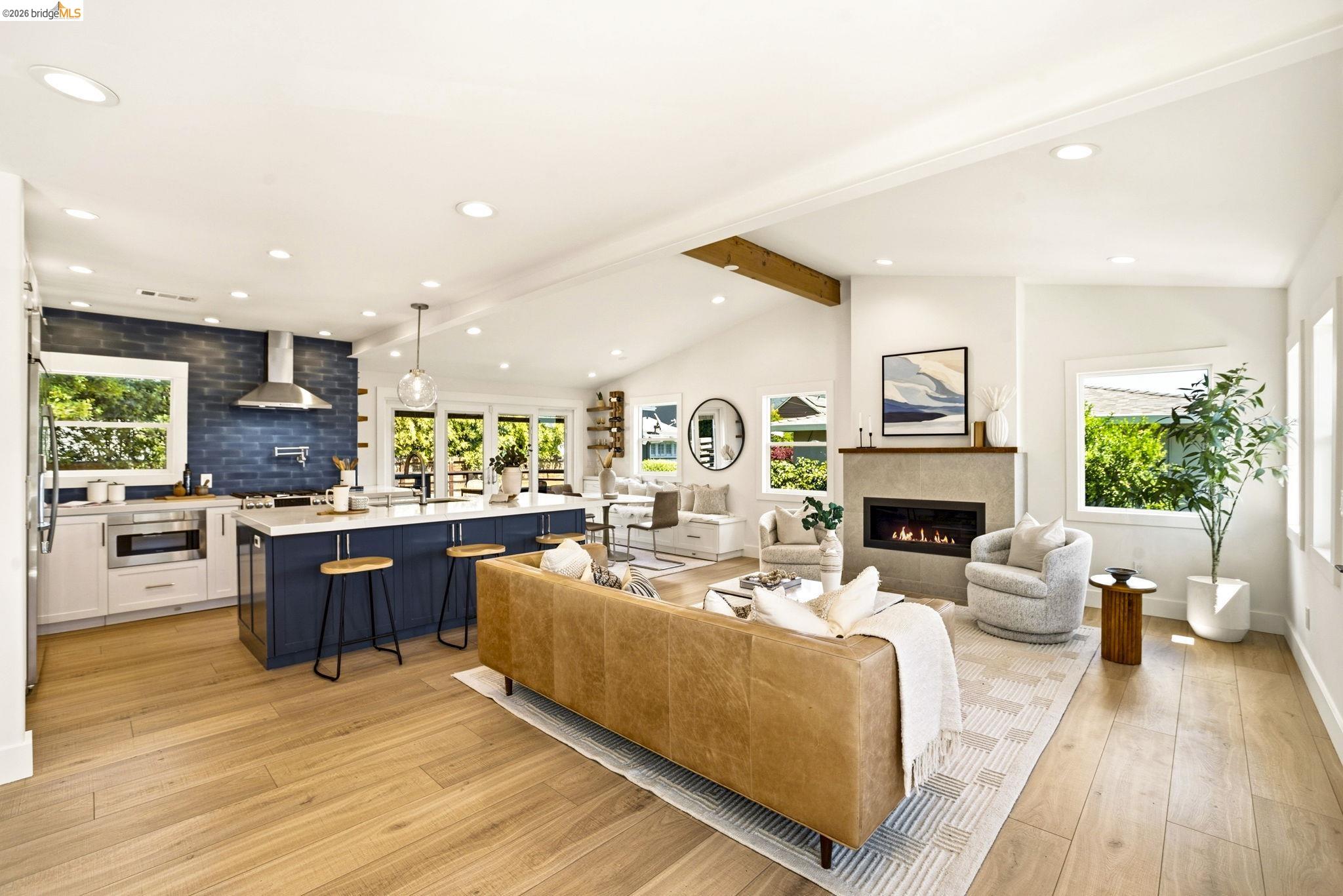 Detail Gallery Image 5 of 57 For 1578 E 38th Street, Oakland,  CA 94602 - 3 Beds | 2 Baths