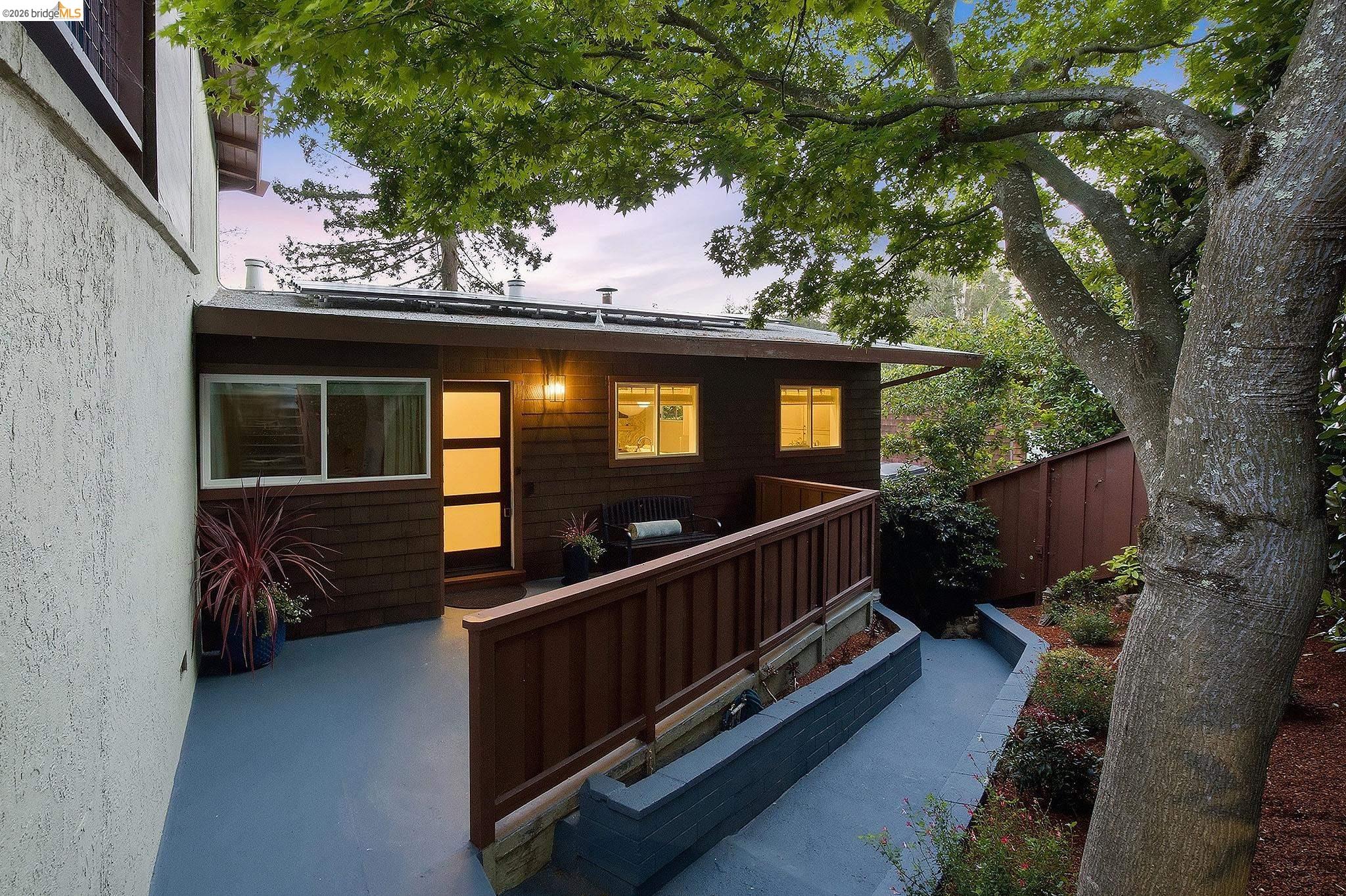 Detail Gallery Image 2 of 47 For 6874 Chambers Dr., Oakland,  CA 94611 - 3 Beds | 2/1 Baths