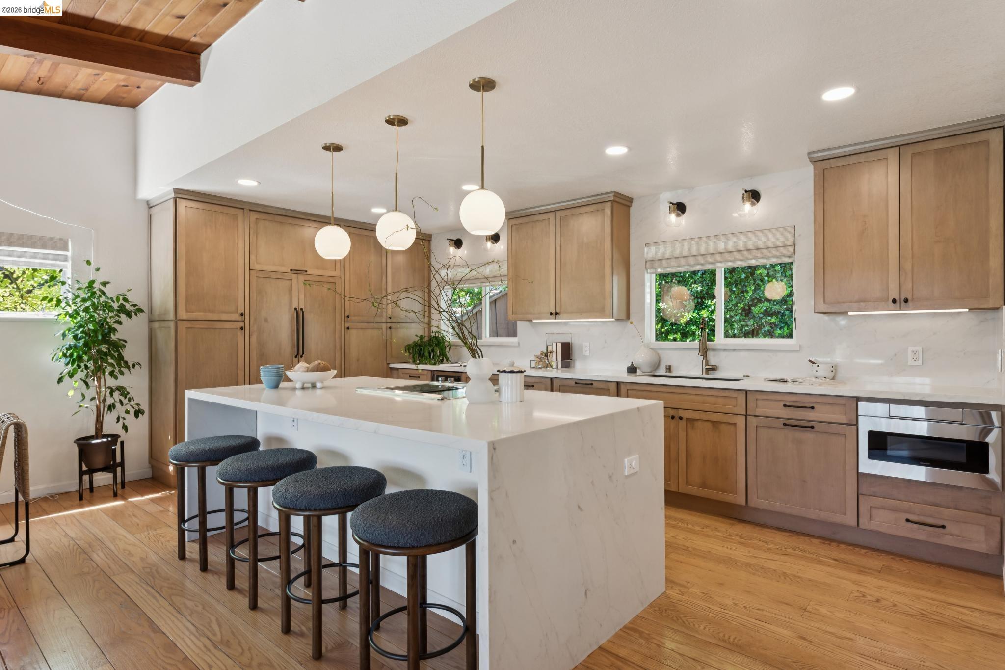 Detail Gallery Image 14 of 47 For 6874 Chambers Dr., Oakland,  CA 94611 - 3 Beds | 2/1 Baths