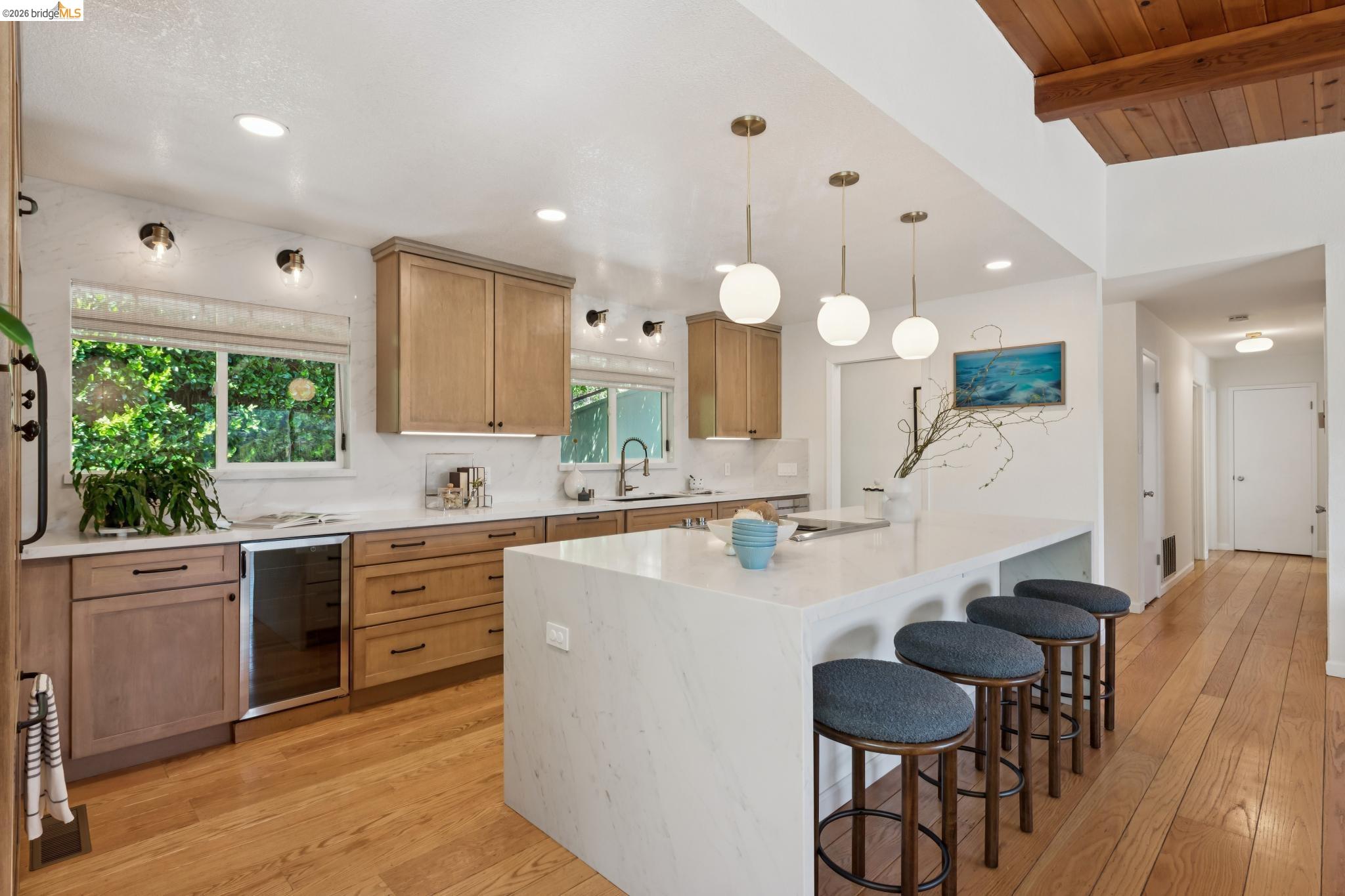 Detail Gallery Image 16 of 47 For 6874 Chambers Dr., Oakland,  CA 94611 - 3 Beds | 2/1 Baths