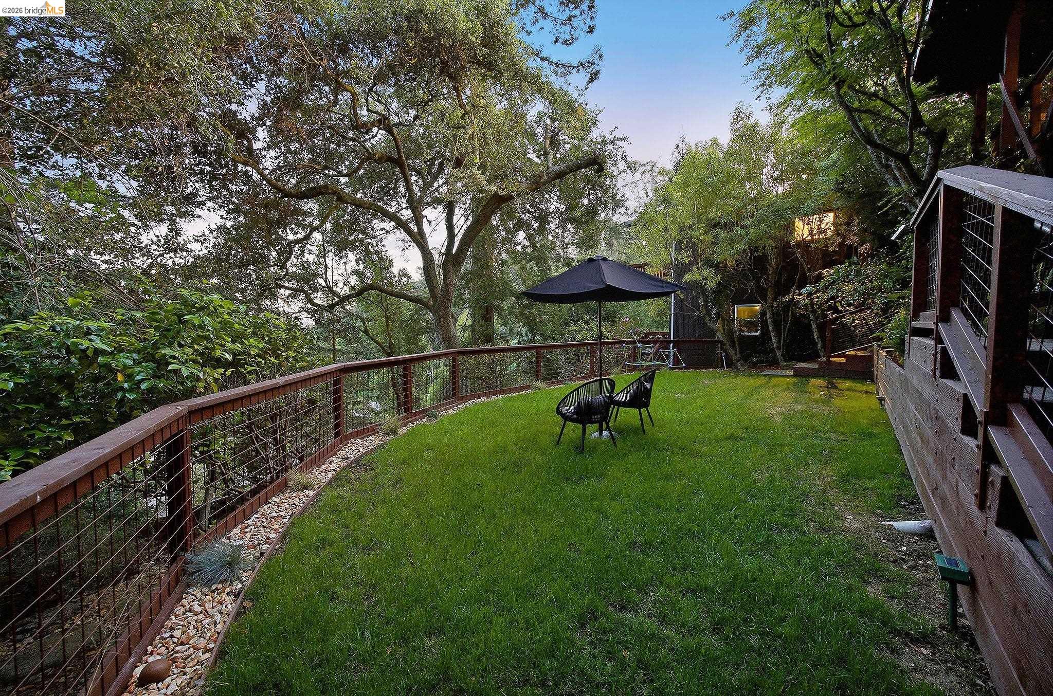 Detail Gallery Image 3 of 47 For 6874 Chambers Dr., Oakland,  CA 94611 - 3 Beds | 2/1 Baths