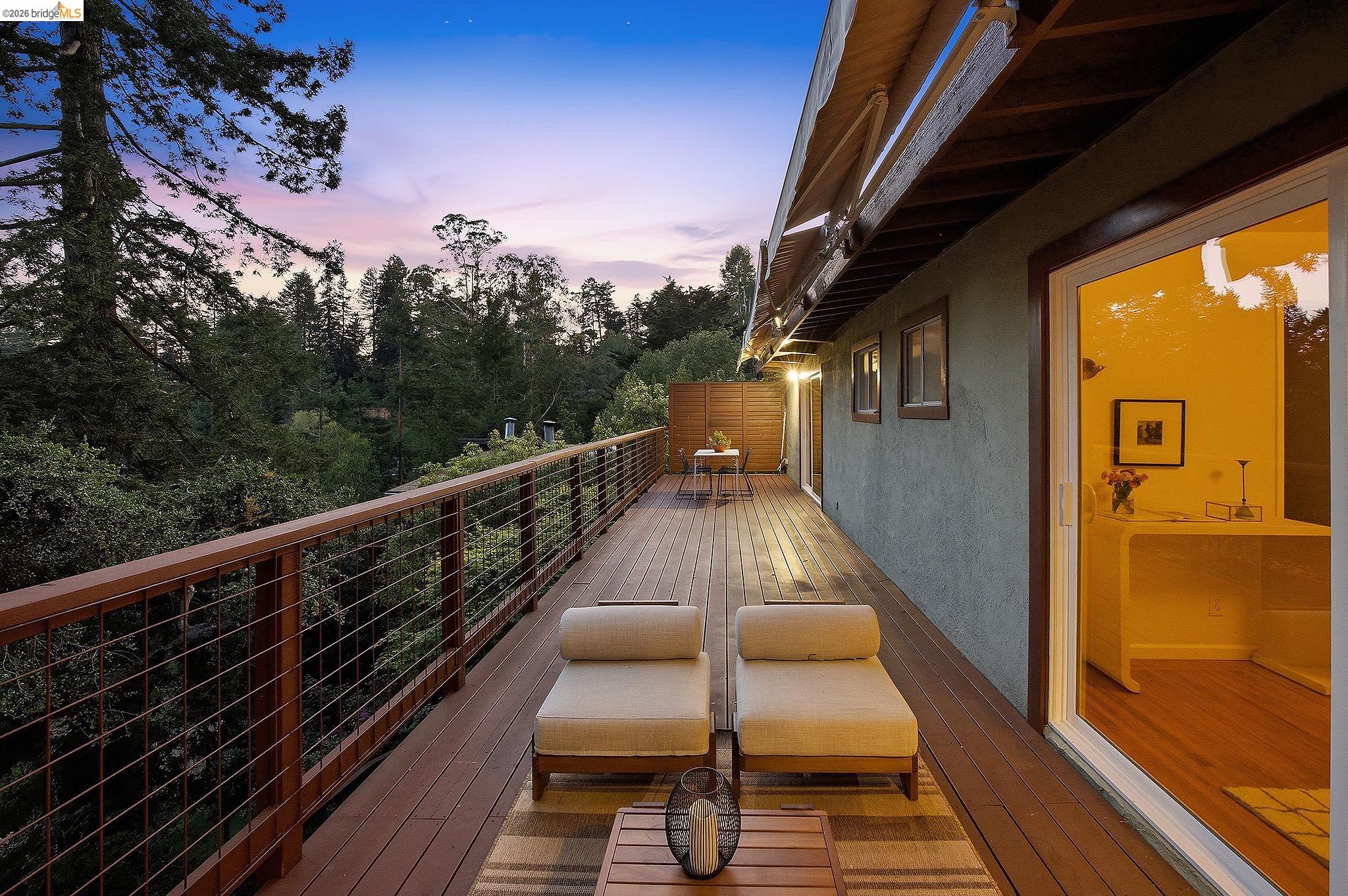 Detail Gallery Image 4 of 47 For 6874 Chambers Dr., Oakland,  CA 94611 - 3 Beds | 2/1 Baths