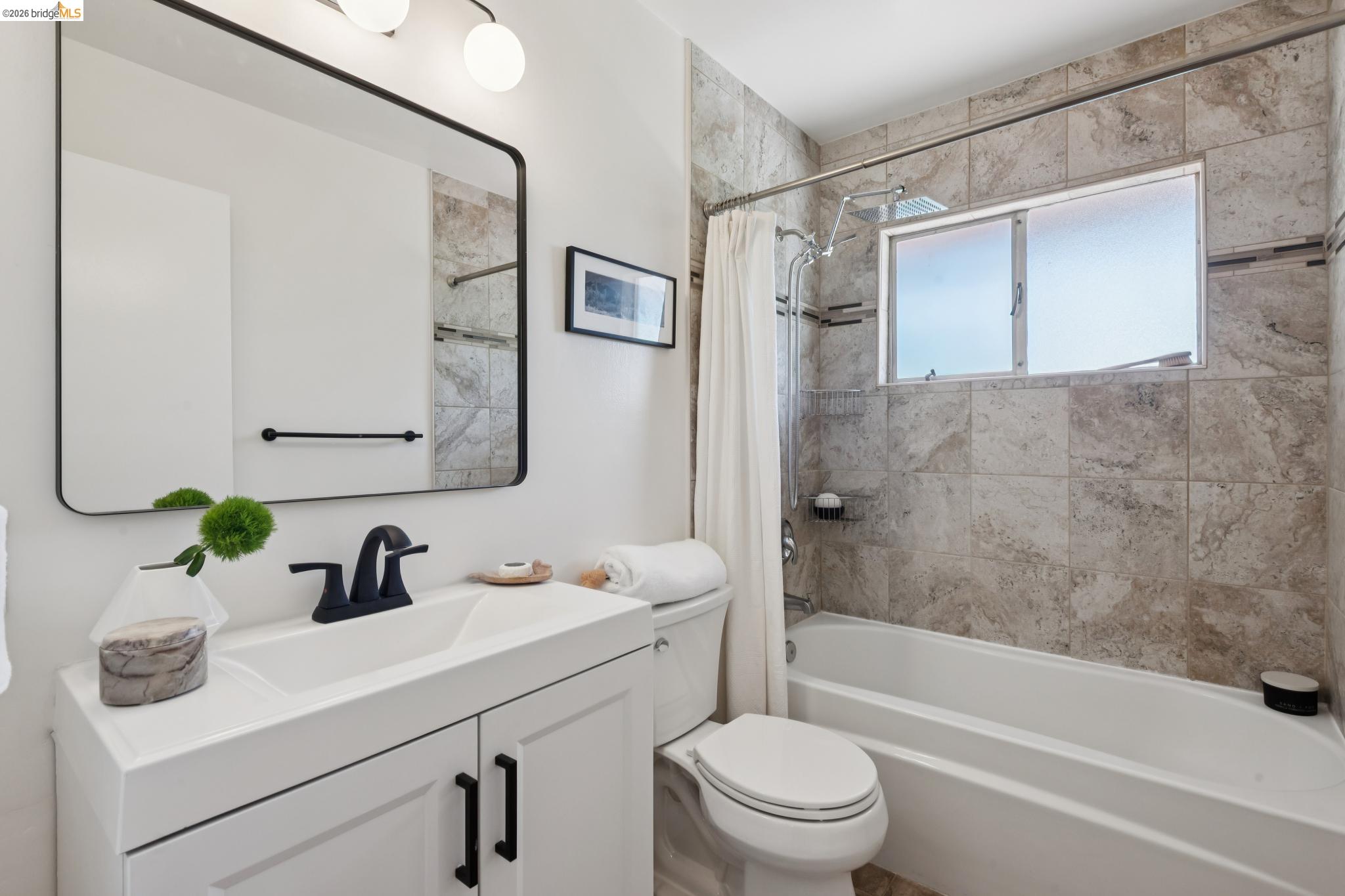 Detail Gallery Image 32 of 47 For 6874 Chambers Dr., Oakland,  CA 94611 - 3 Beds | 2/1 Baths