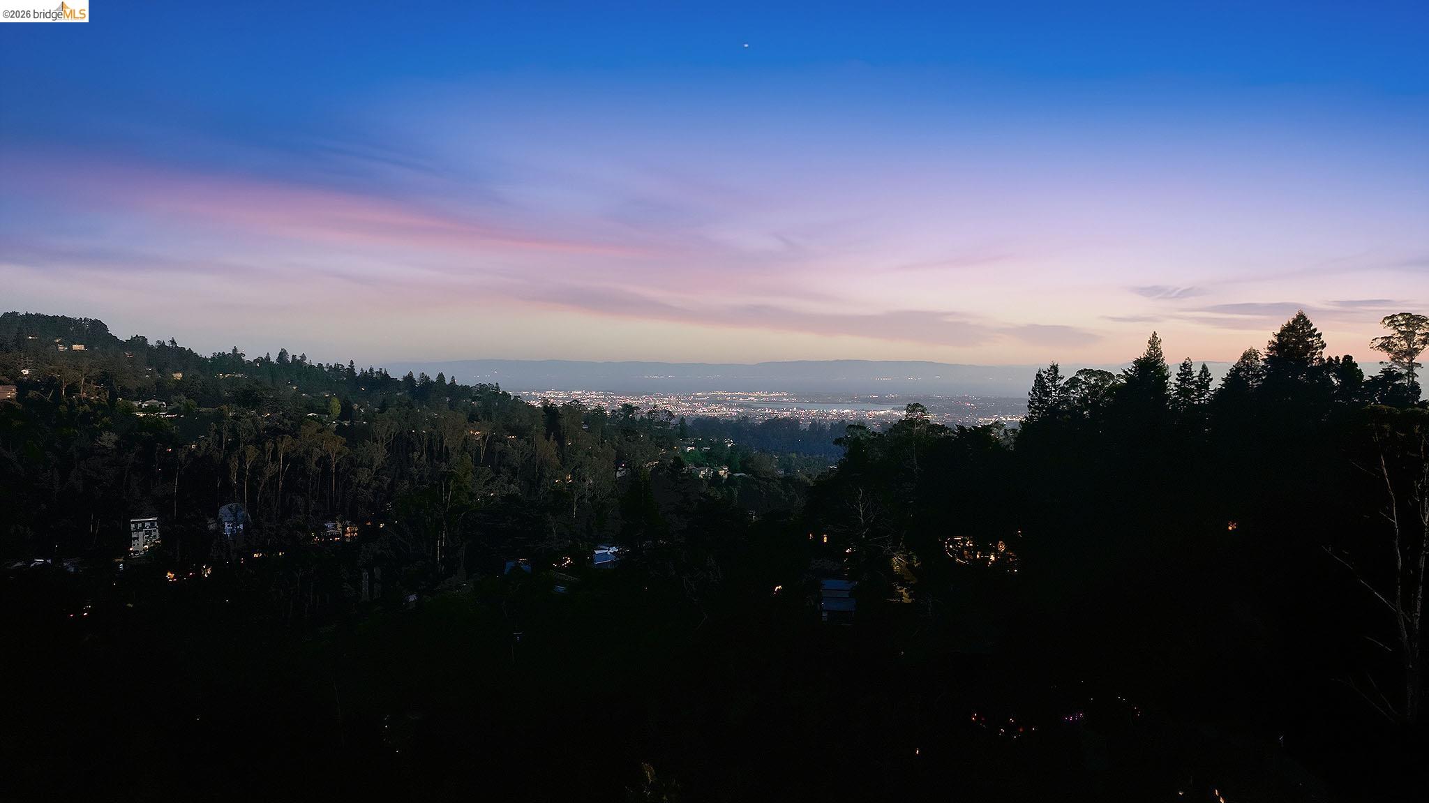 Detail Gallery Image 5 of 47 For 6874 Chambers Dr., Oakland,  CA 94611 - 3 Beds | 2/1 Baths