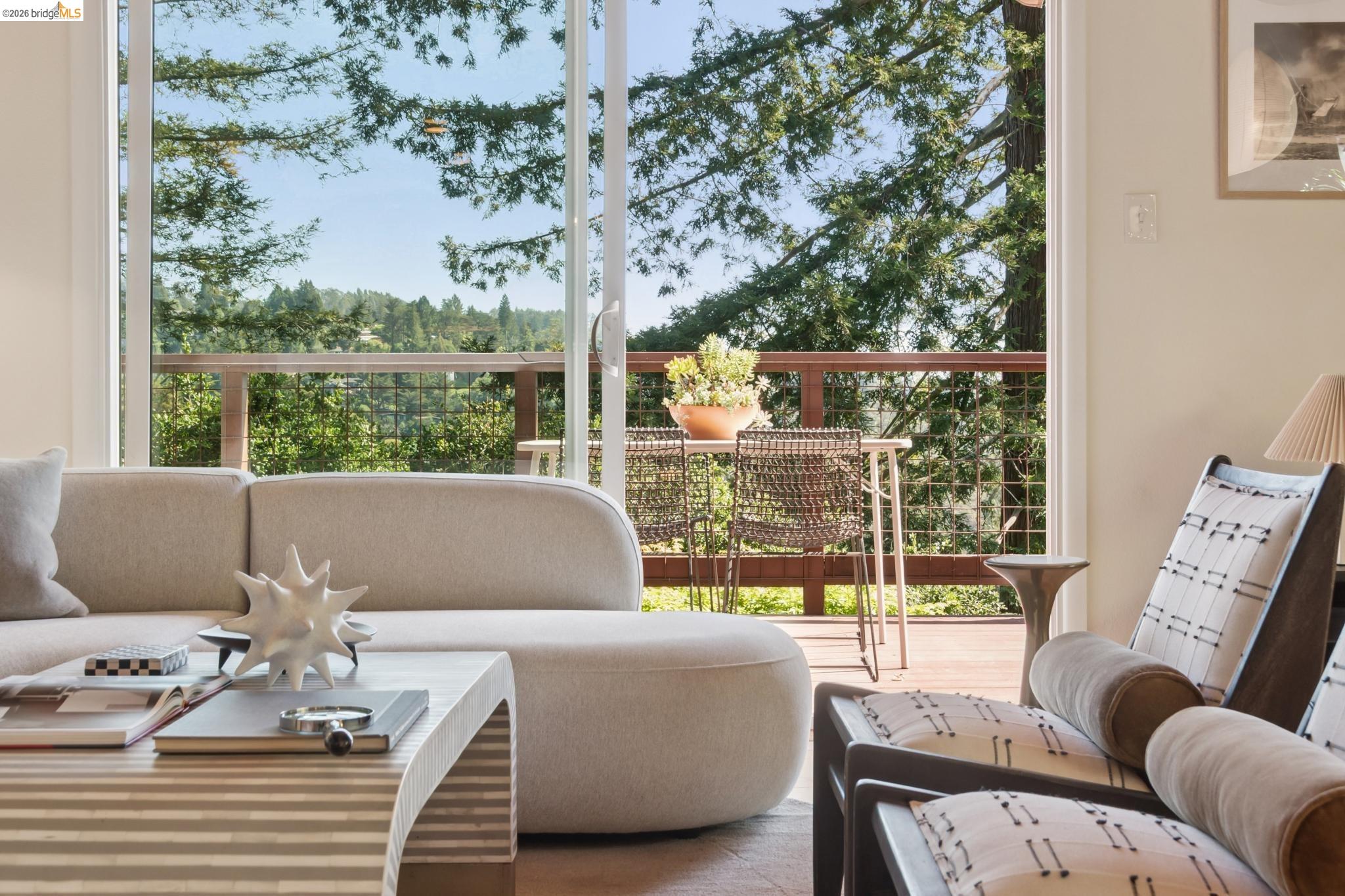 Detail Gallery Image 8 of 47 For 6874 Chambers Dr., Oakland,  CA 94611 - 3 Beds | 2/1 Baths