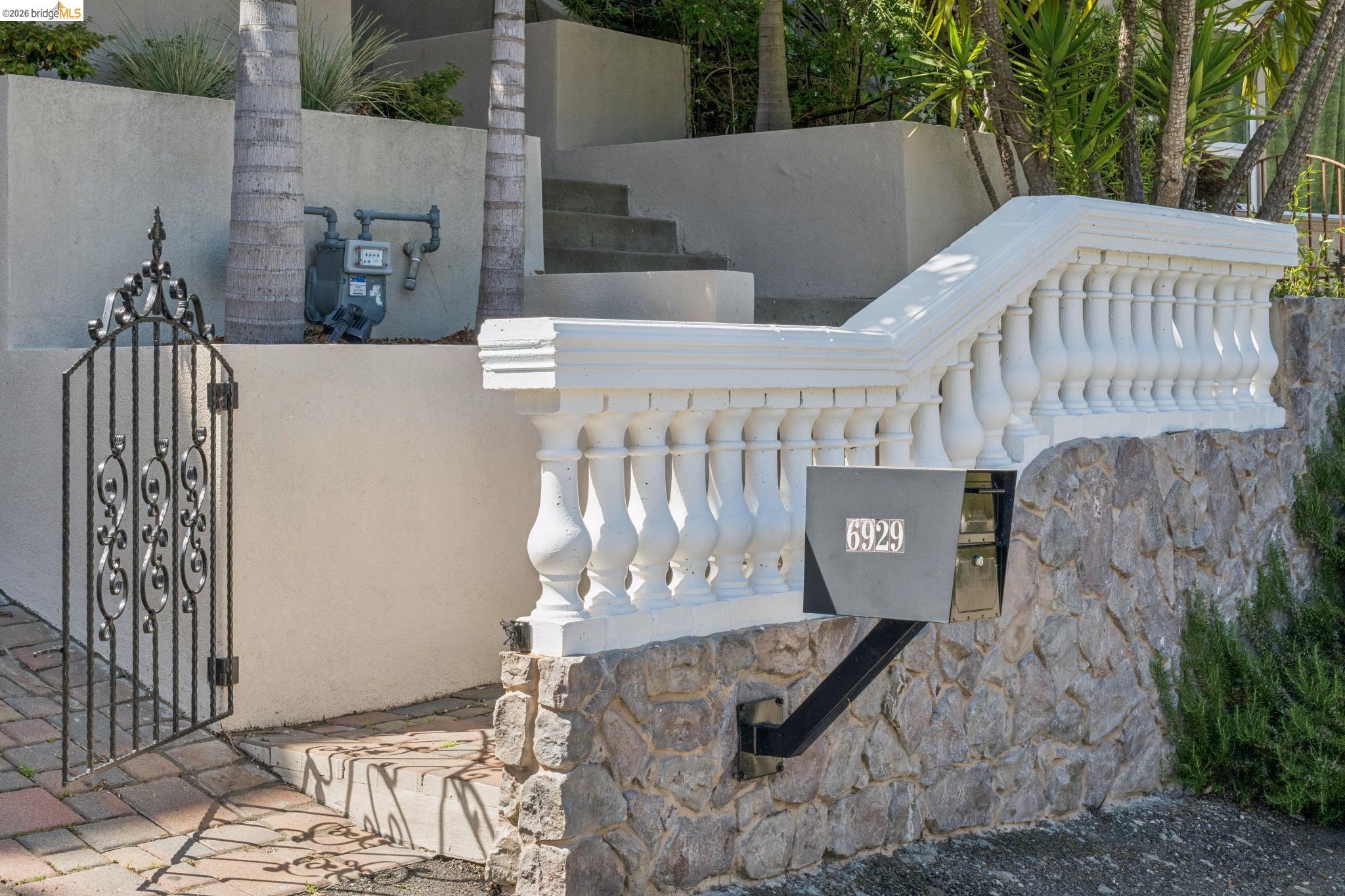 Detail Gallery Image 2 of 60 For 6929 Bristol Dr, Berkeley,  CA 94705 - 6 Beds | 4/1 Baths