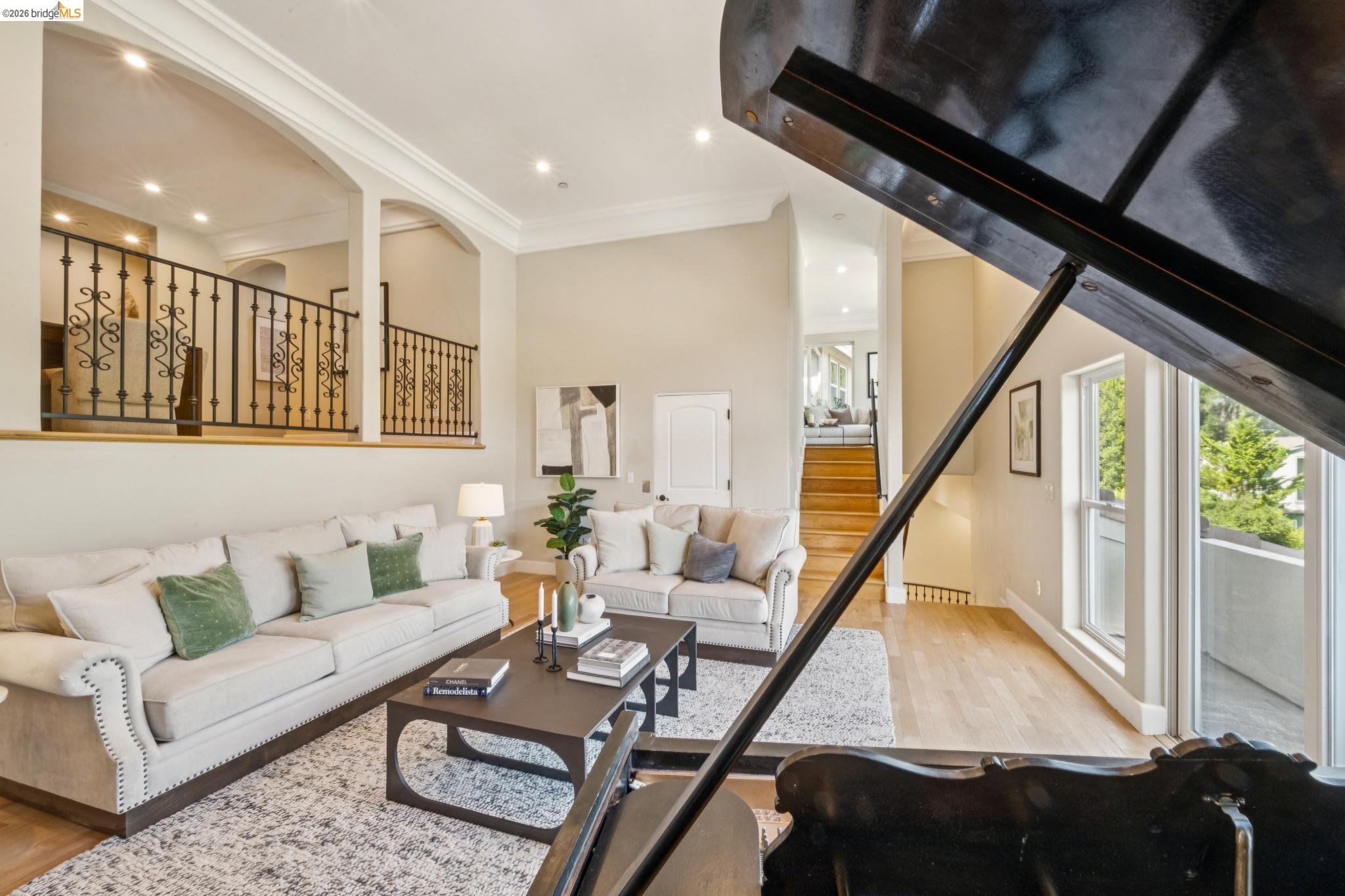 Detail Gallery Image 12 of 60 For 6929 Bristol Dr, Berkeley,  CA 94705 - 6 Beds | 4/1 Baths