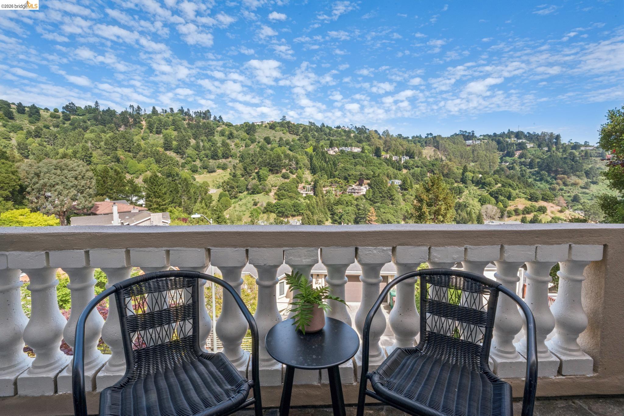 Detail Gallery Image 13 of 60 For 6929 Bristol Dr, Berkeley,  CA 94705 - 6 Beds | 4/1 Baths