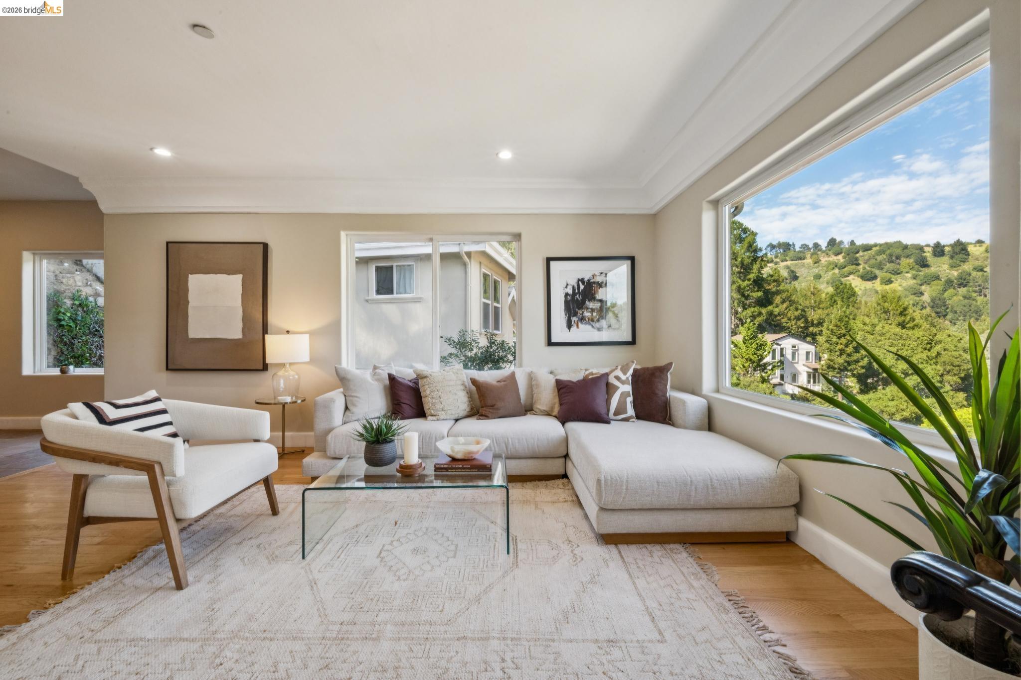 Detail Gallery Image 16 of 60 For 6929 Bristol Dr, Berkeley,  CA 94705 - 6 Beds | 4/1 Baths