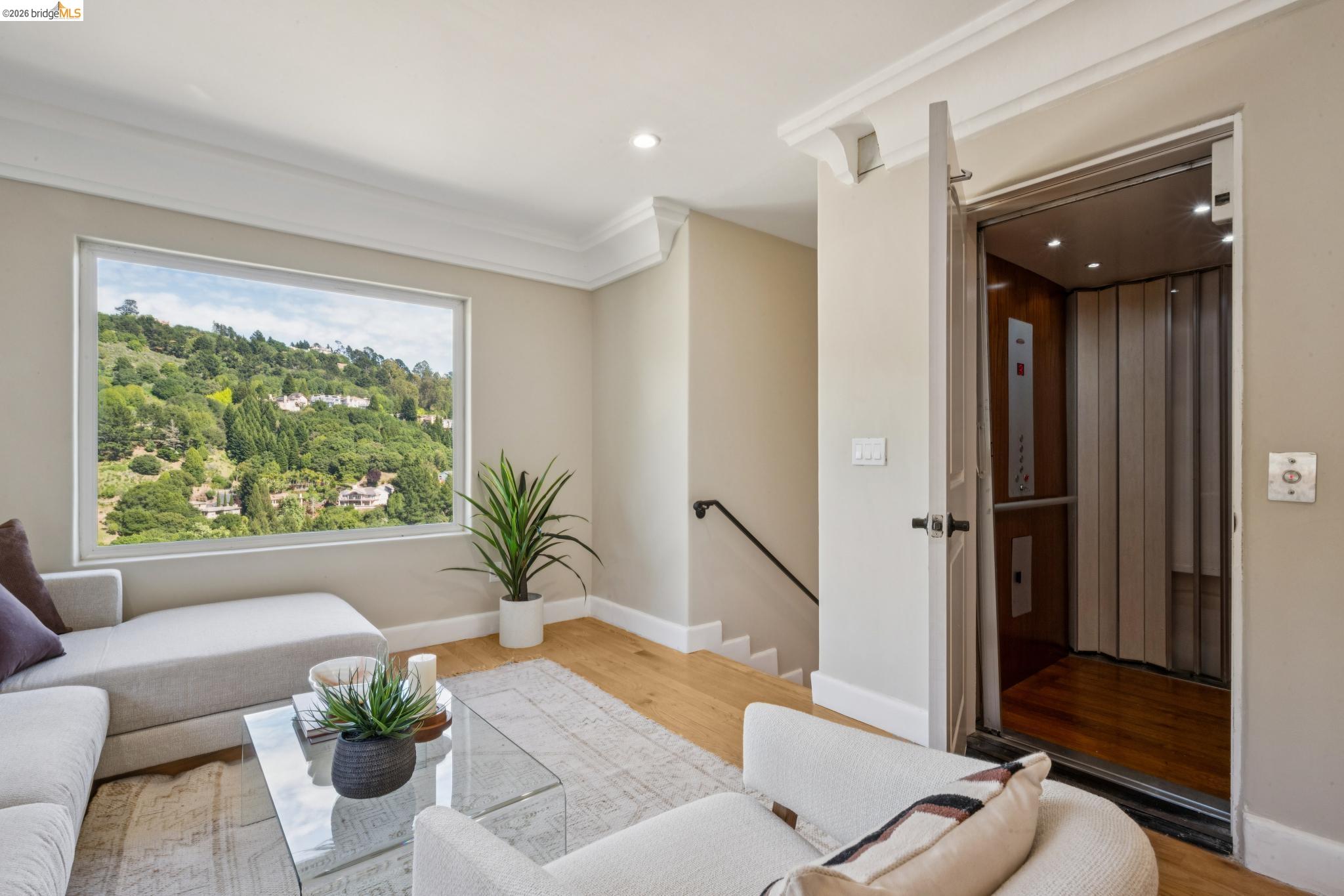 Detail Gallery Image 19 of 60 For 6929 Bristol Dr, Berkeley,  CA 94705 - 6 Beds | 4/1 Baths