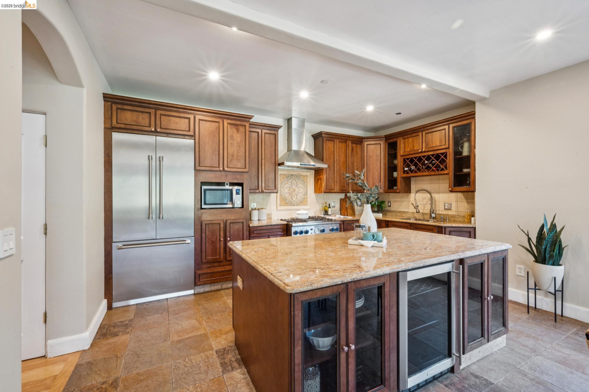 Detail Gallery Image 21 of 60 For 6929 Bristol Dr, Berkeley,  CA 94705 - 6 Beds | 4/1 Baths