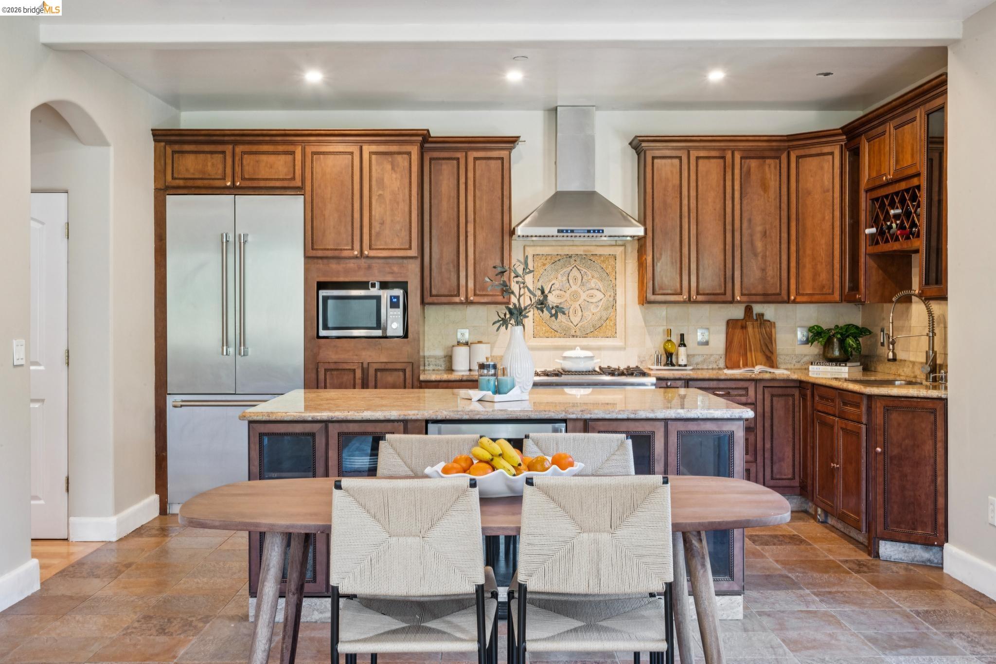 Detail Gallery Image 22 of 60 For 6929 Bristol Dr, Berkeley,  CA 94705 - 6 Beds | 4/1 Baths