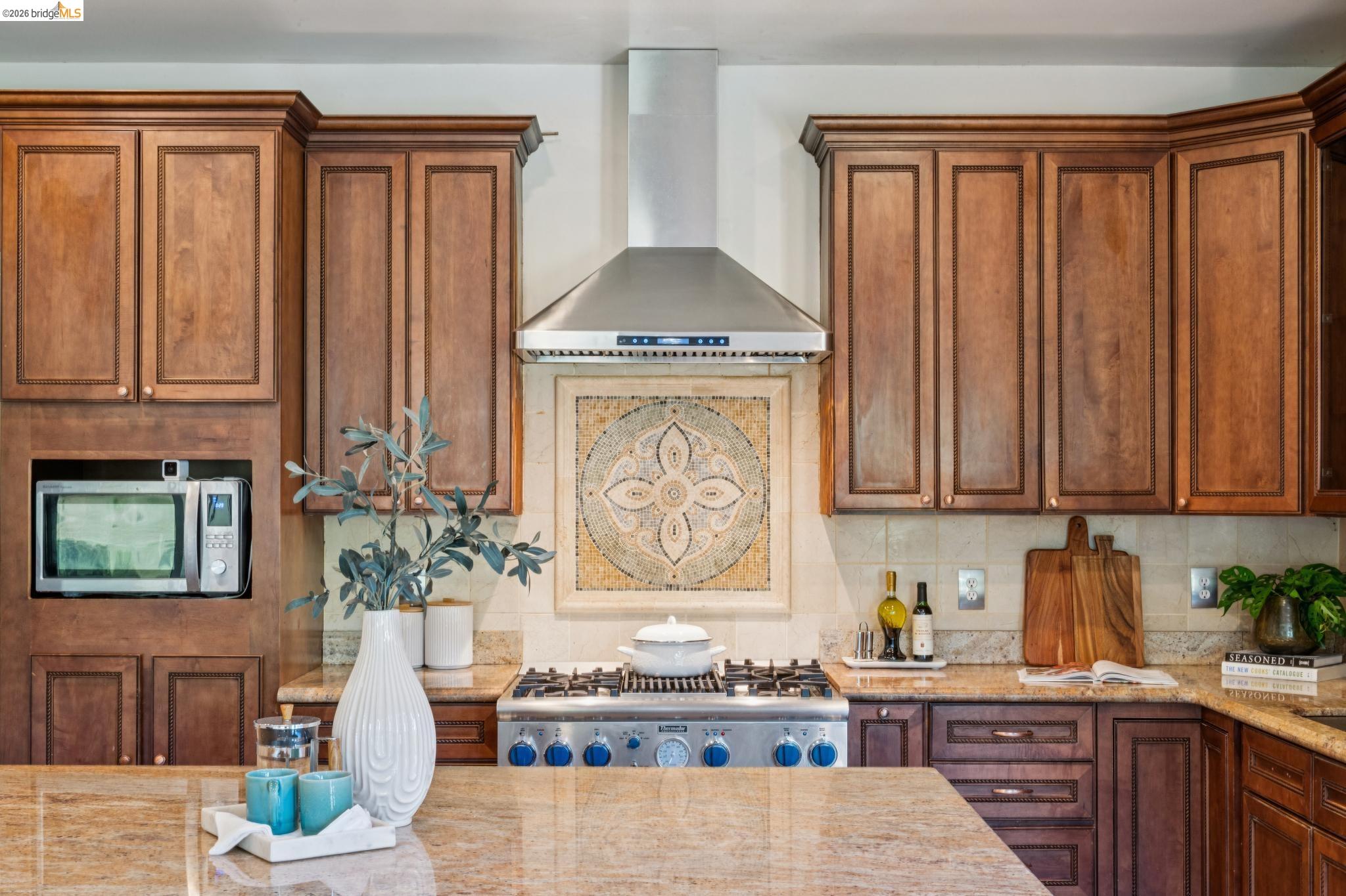 Detail Gallery Image 23 of 60 For 6929 Bristol Dr, Berkeley,  CA 94705 - 6 Beds | 4/1 Baths