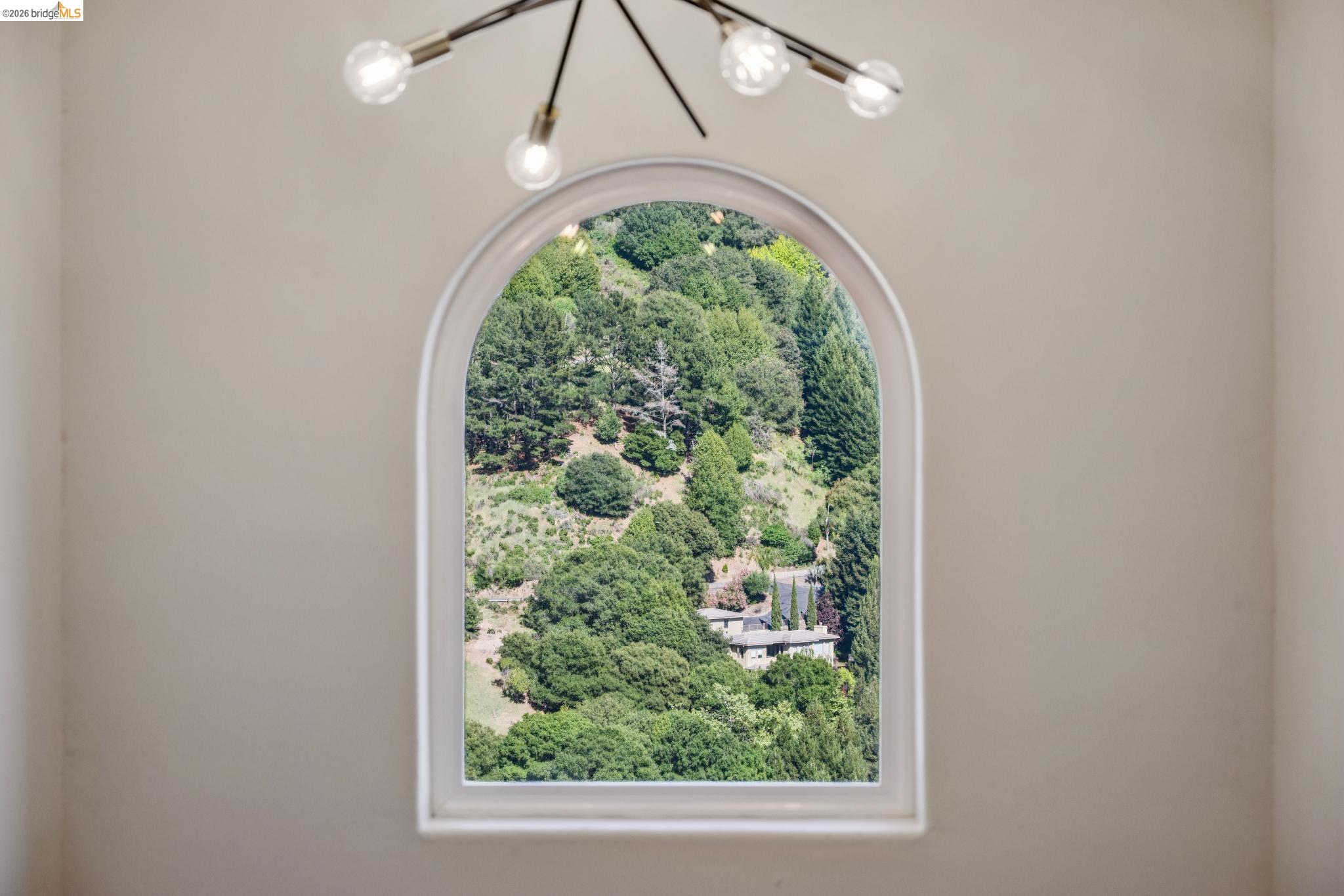 Detail Gallery Image 26 of 60 For 6929 Bristol Dr, Berkeley,  CA 94705 - 6 Beds | 4/1 Baths