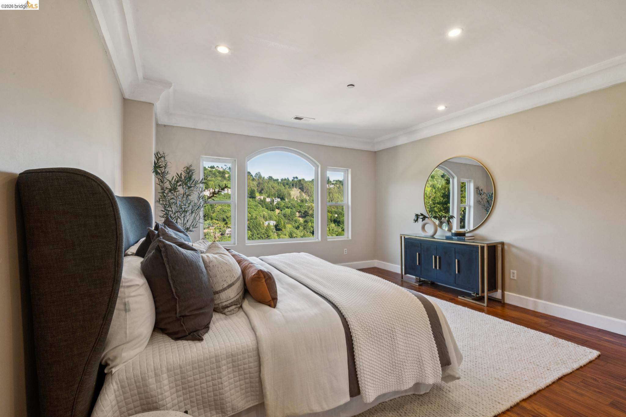 Detail Gallery Image 29 of 60 For 6929 Bristol Dr, Berkeley,  CA 94705 - 6 Beds | 4/1 Baths