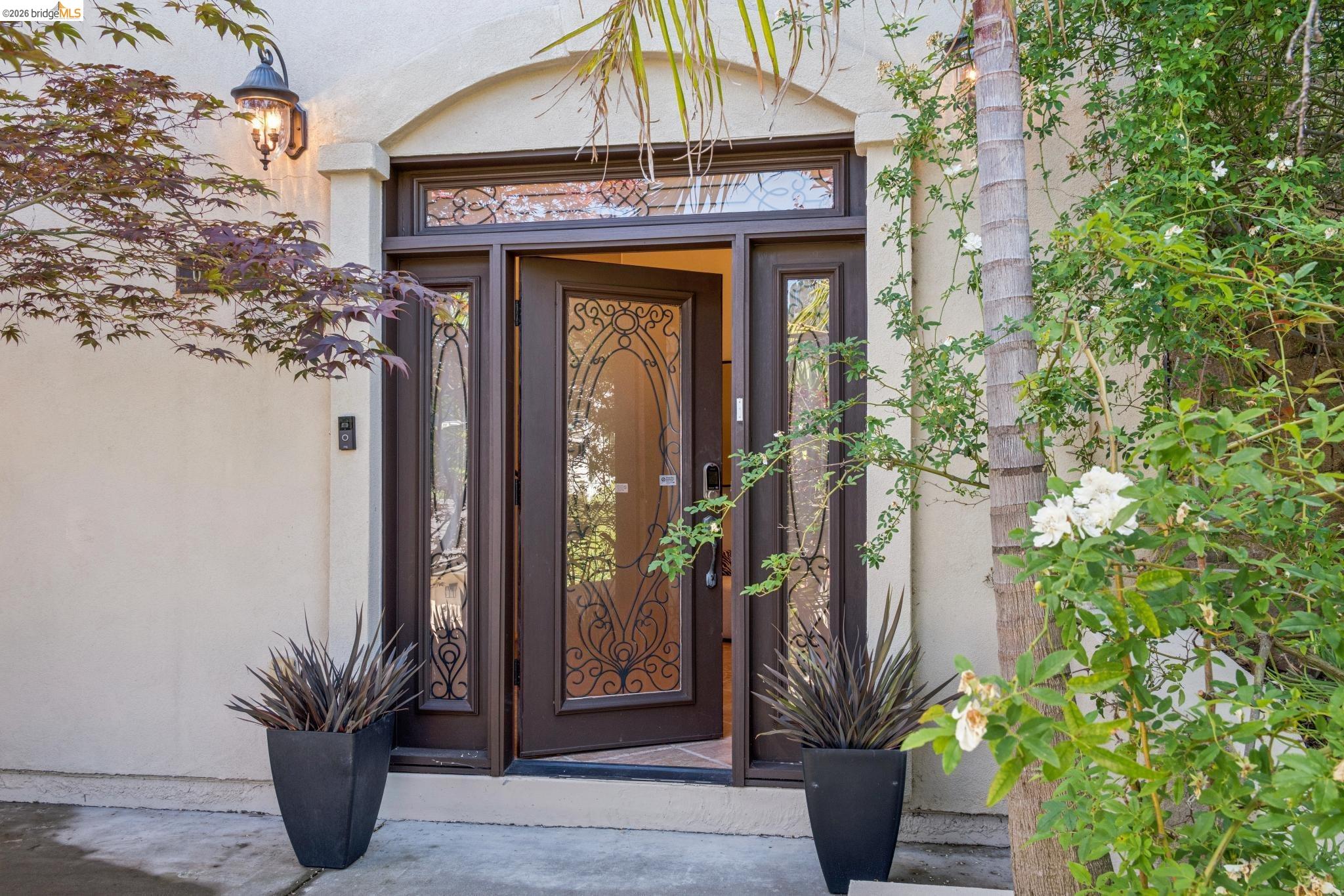 Detail Gallery Image 4 of 60 For 6929 Bristol Dr, Berkeley,  CA 94705 - 6 Beds | 4/1 Baths